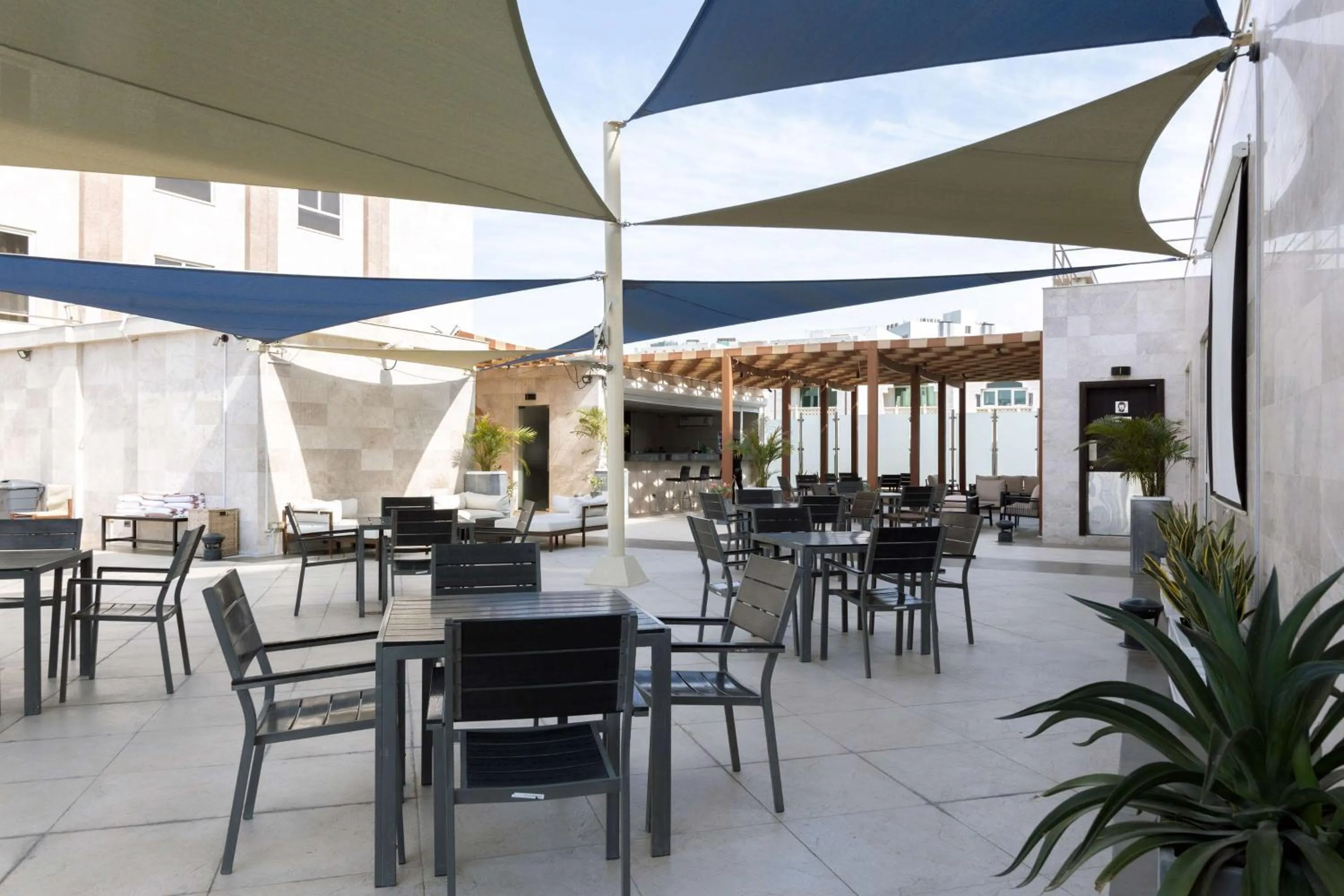 Lounge or bar in Radisson Hotel Muscat Panorama