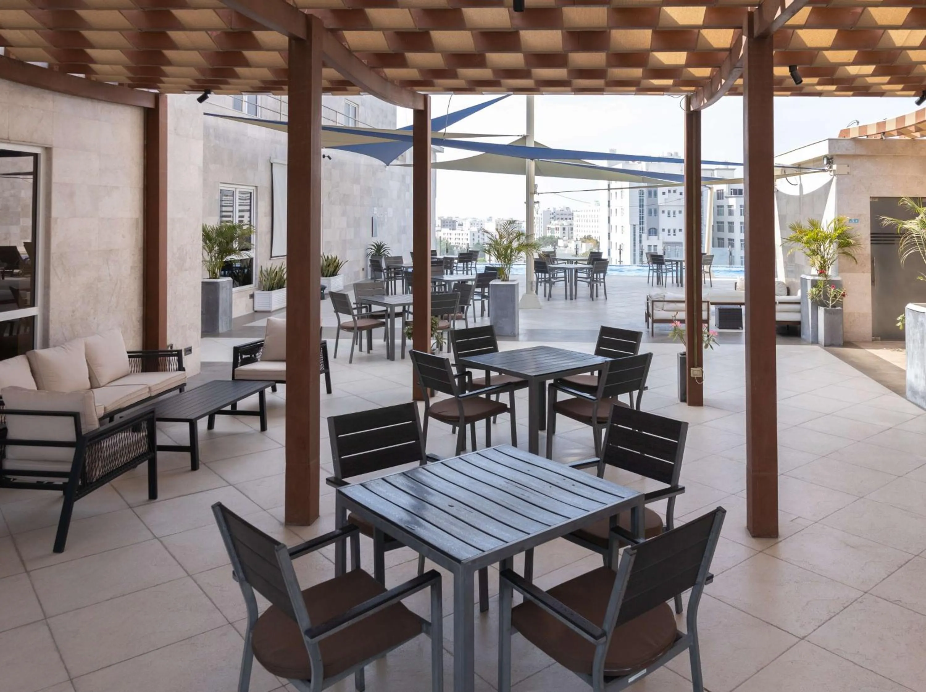 Lounge or bar in Radisson Hotel Muscat Panorama