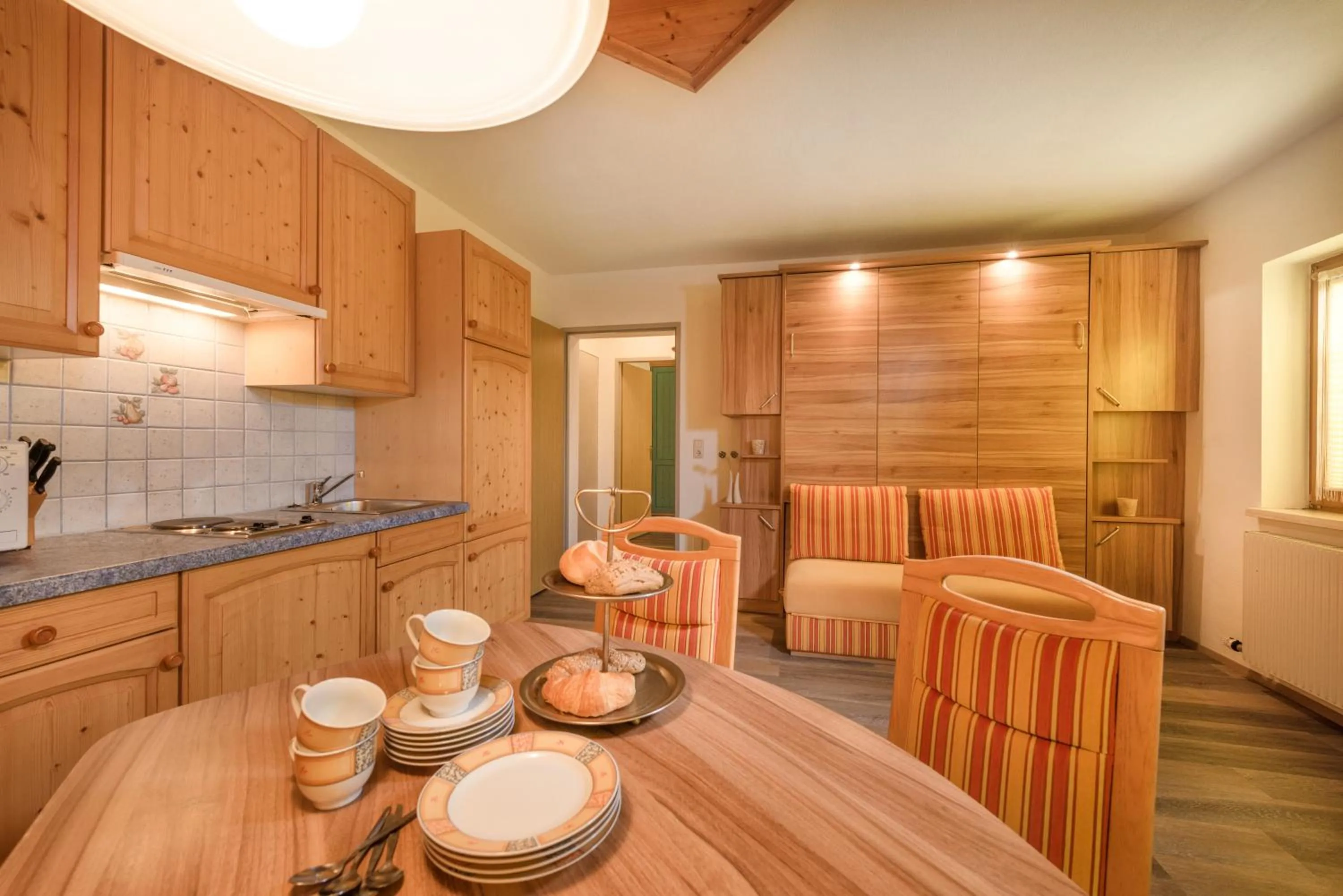 Kitchen or kitchenette in Gästehaus Gratz - inklusive Eintritt in die Alpentherme