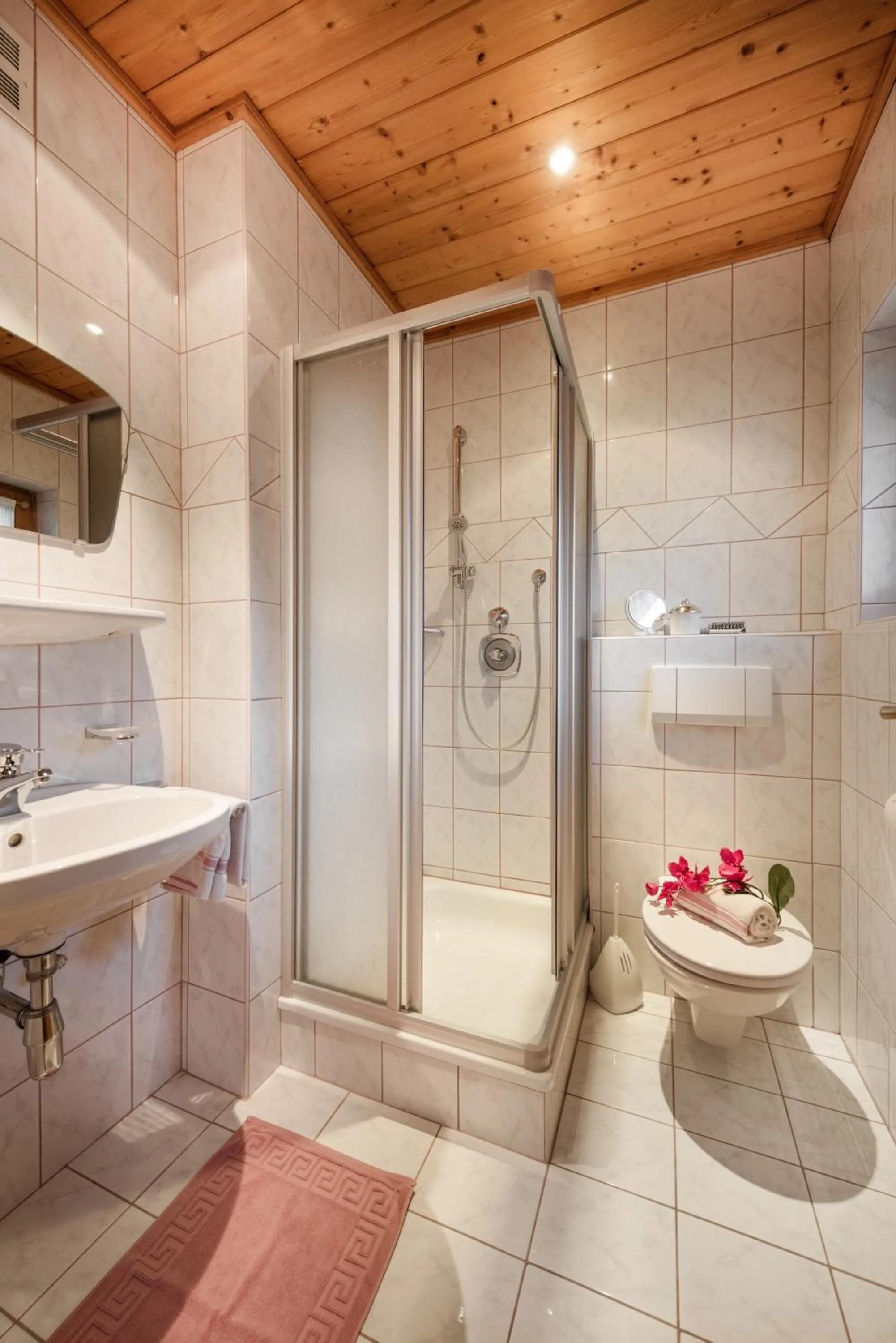 Bathroom in Gästehaus Gratz - inklusive Eintritt in die Alpentherme