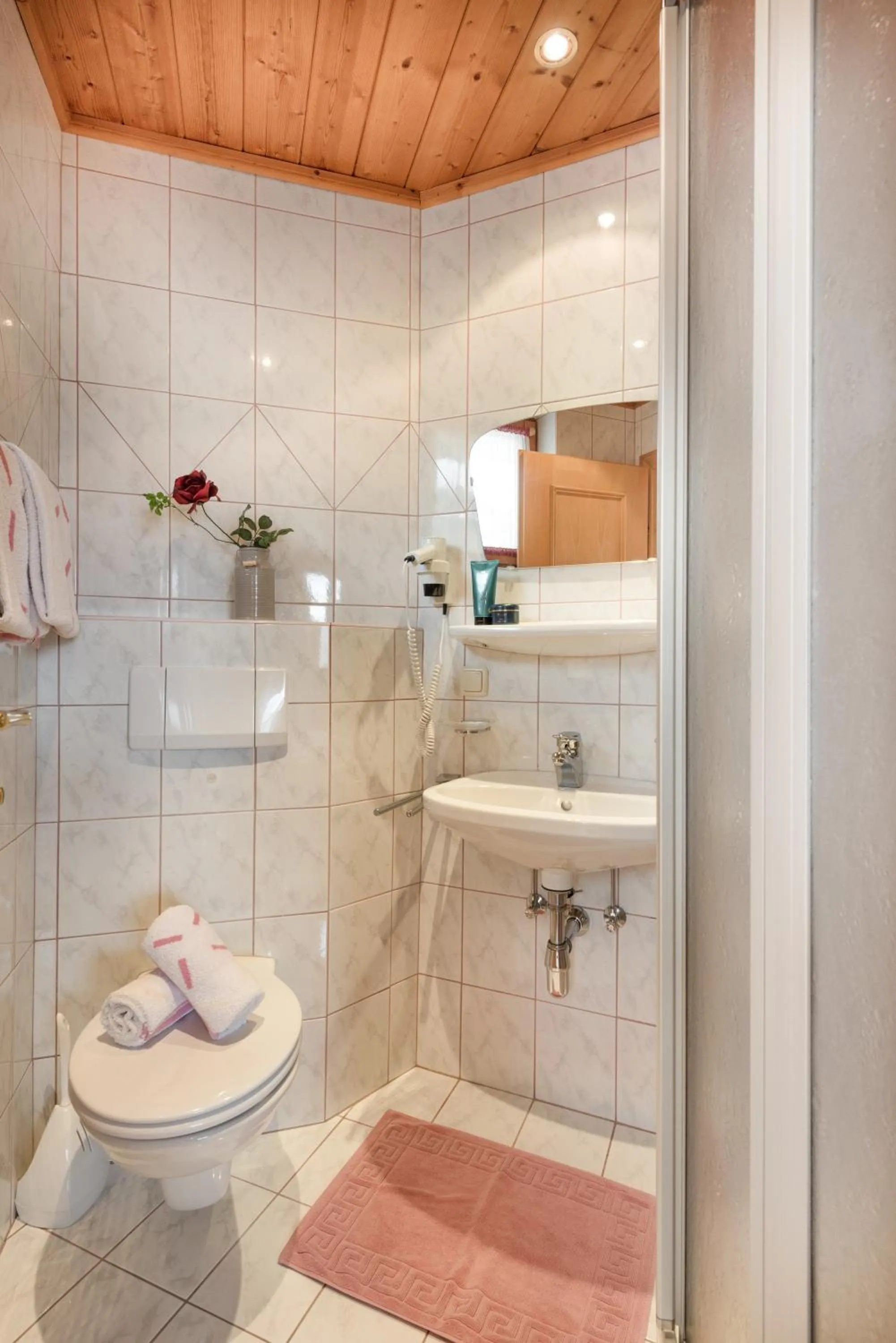 Bathroom in Gästehaus Gratz - inklusive Eintritt in die Alpentherme