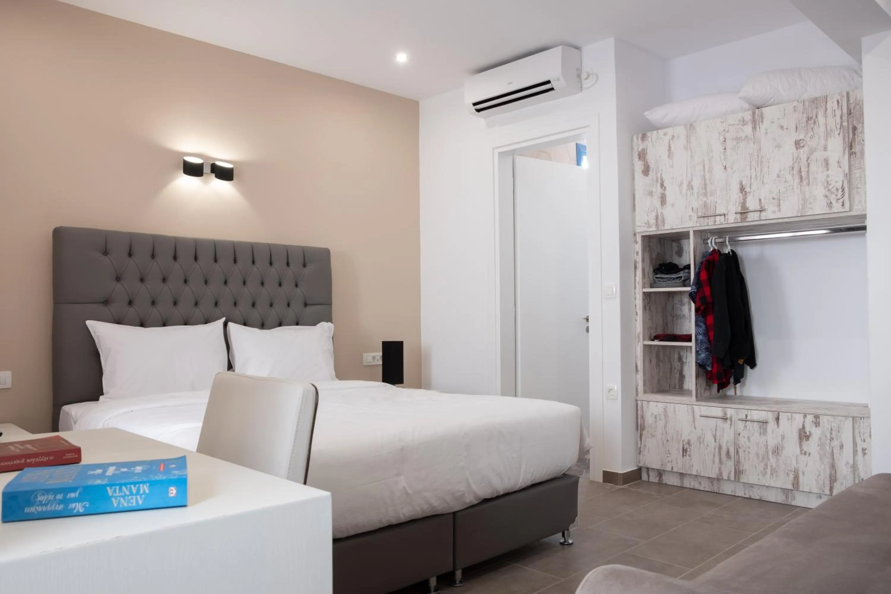 Bedroom, Bed in Tristhenia