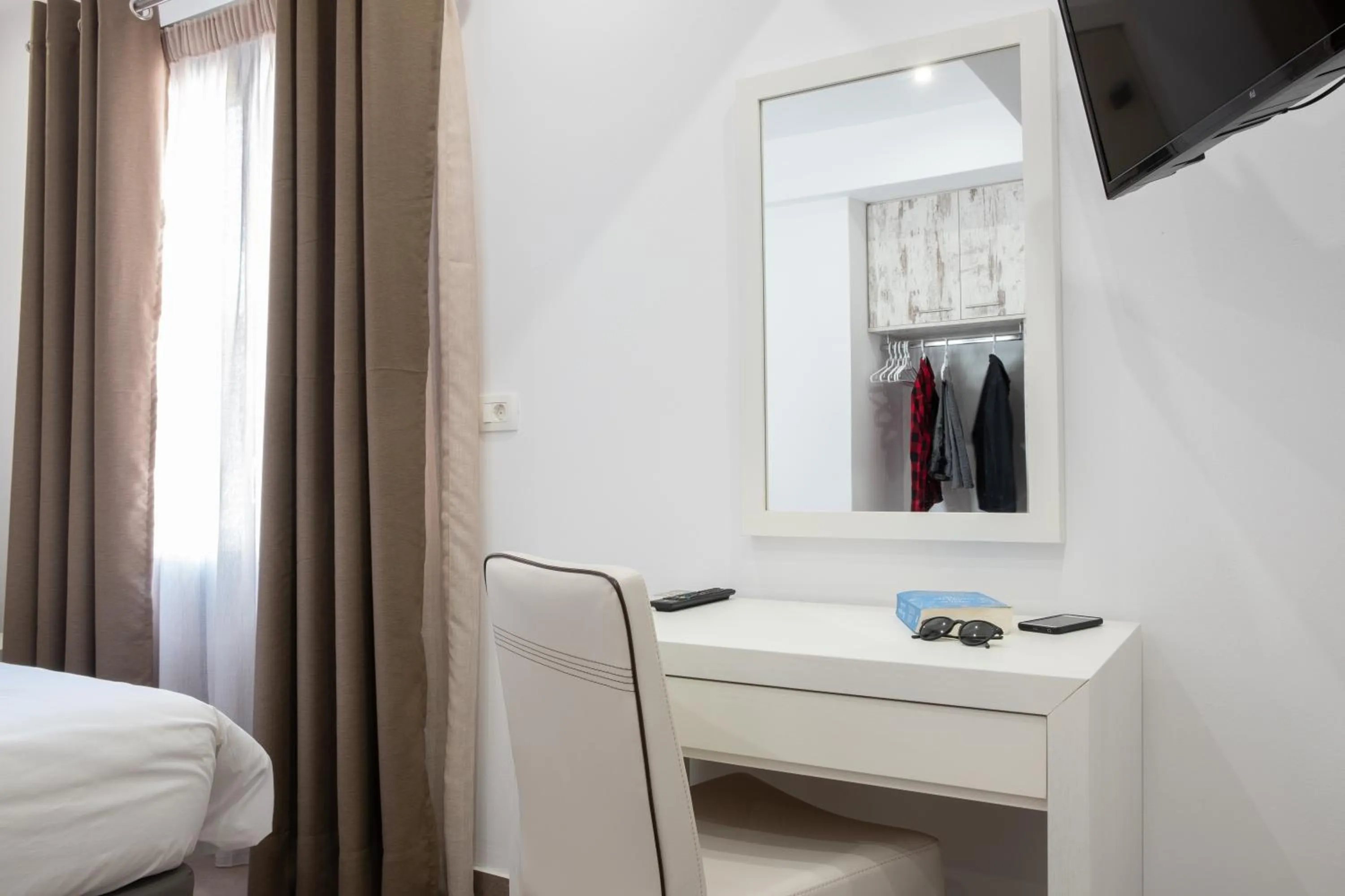 Bedroom, Bed in Tristhenia