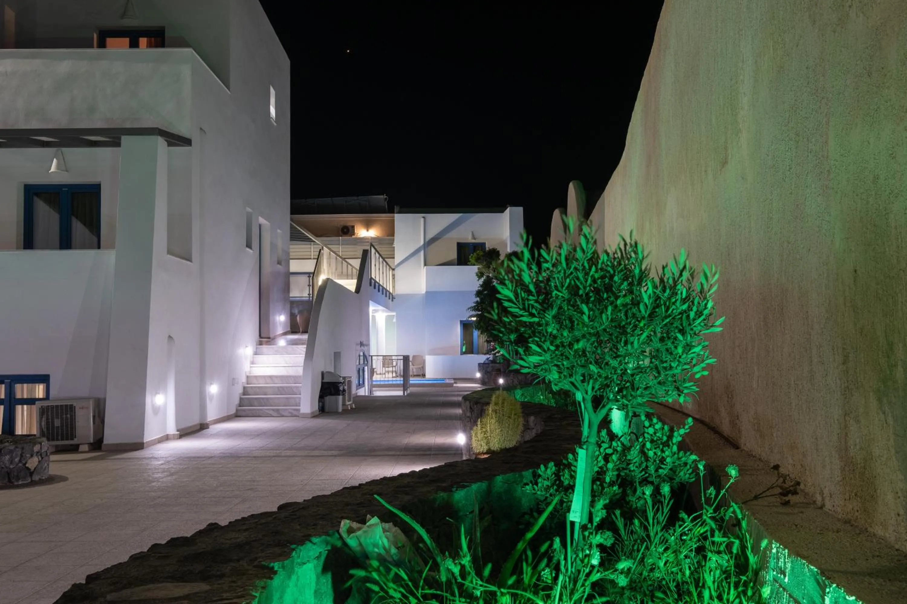 Facade/entrance in Tristhenia