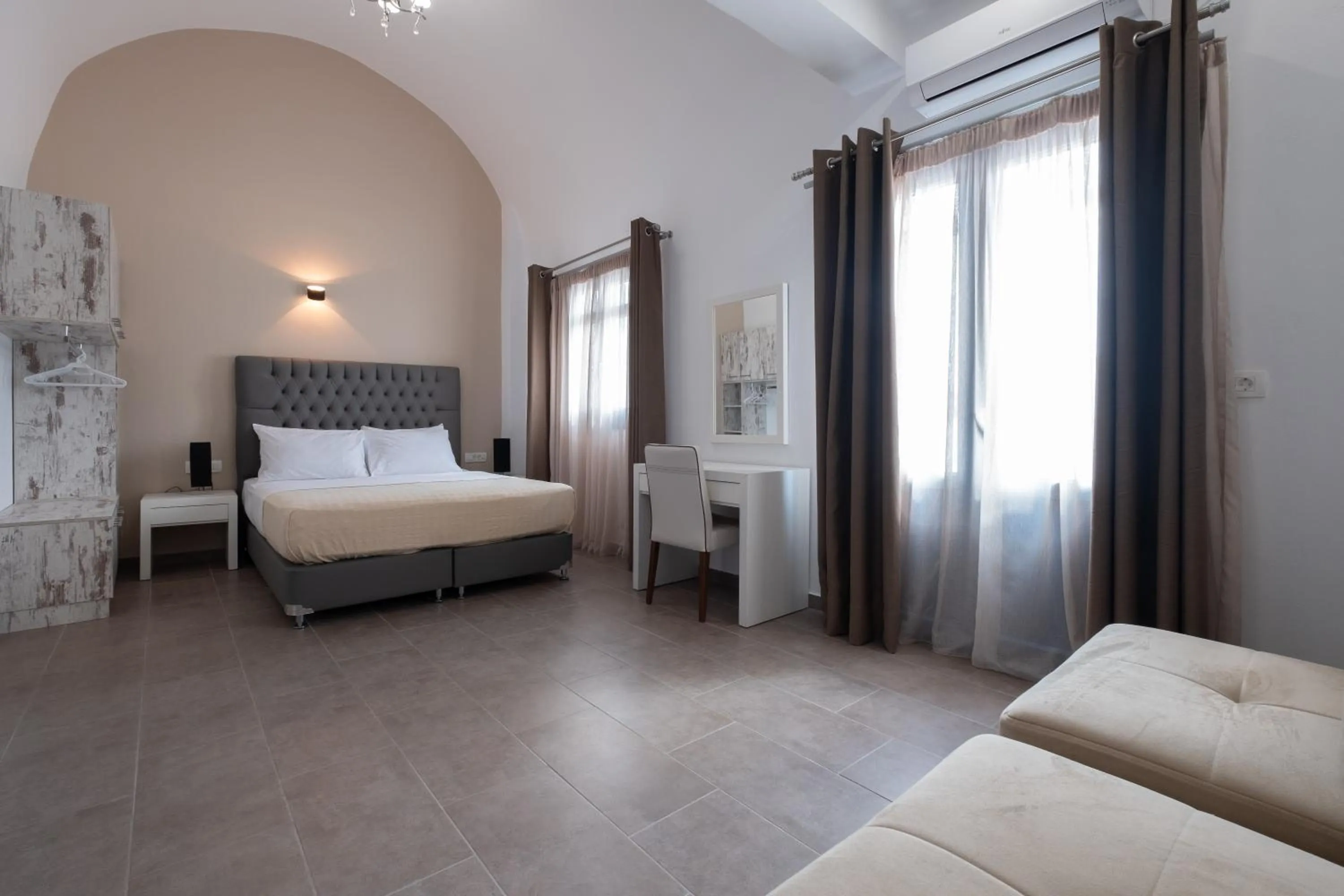 Bedroom, Bed in Tristhenia