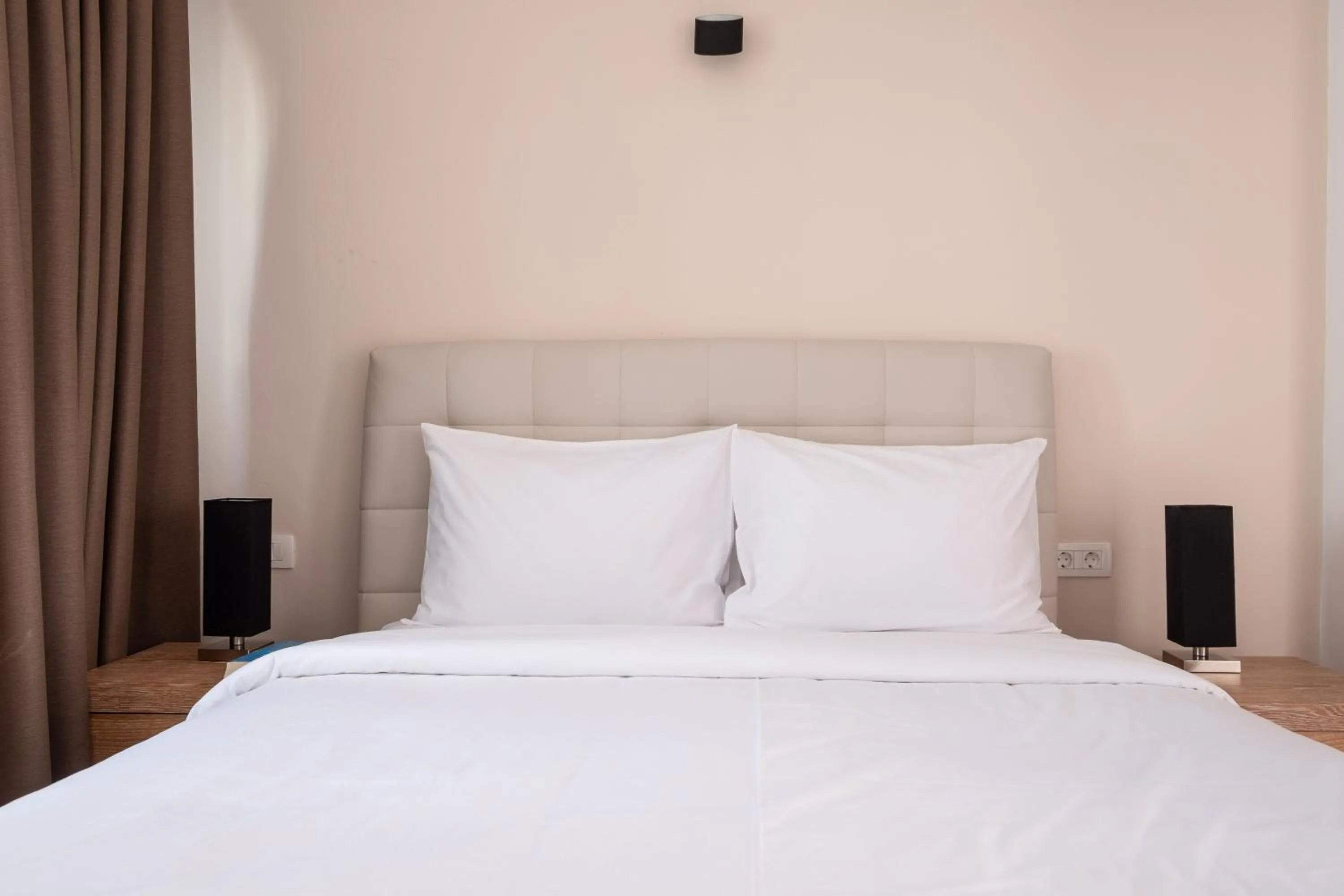 Bedroom, Bed in Tristhenia