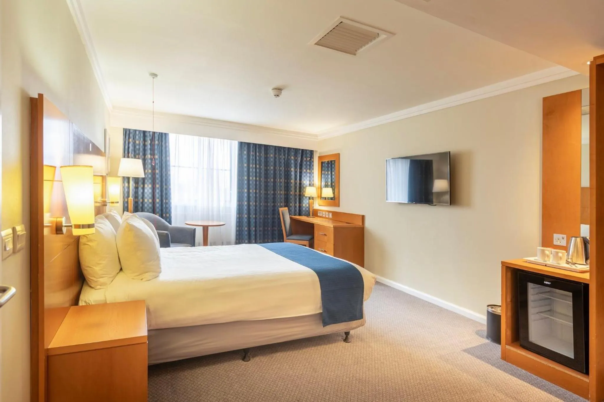 Photo of the whole room, Bed in Holiday Inn London Sutton by IHG