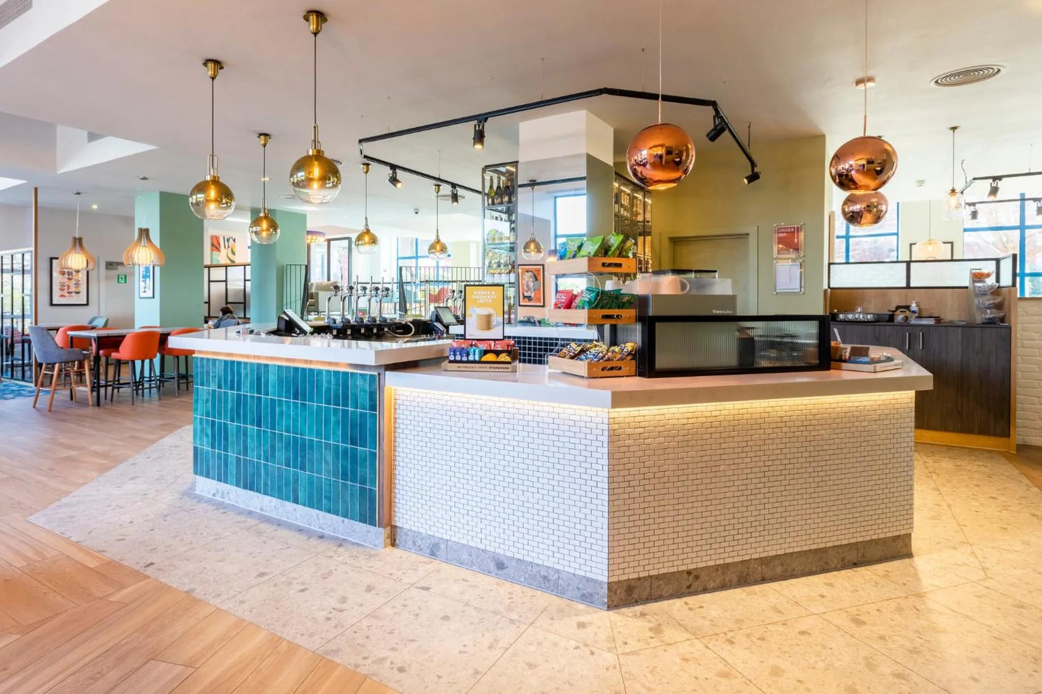 Lounge or bar in Holiday Inn London Sutton by IHG