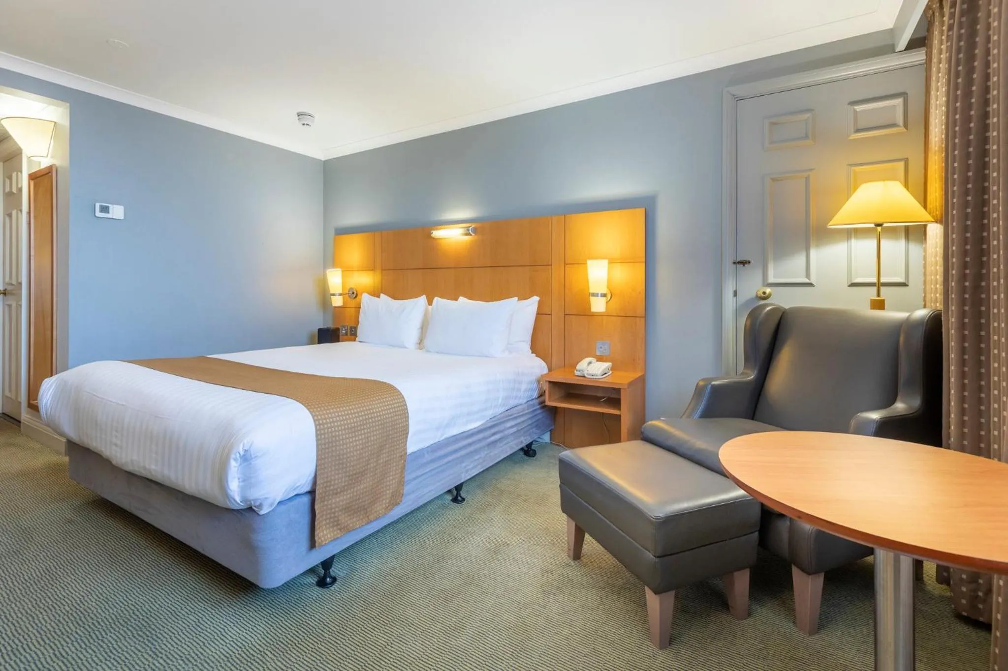 Photo of the whole room, Bed in Holiday Inn London Sutton by IHG