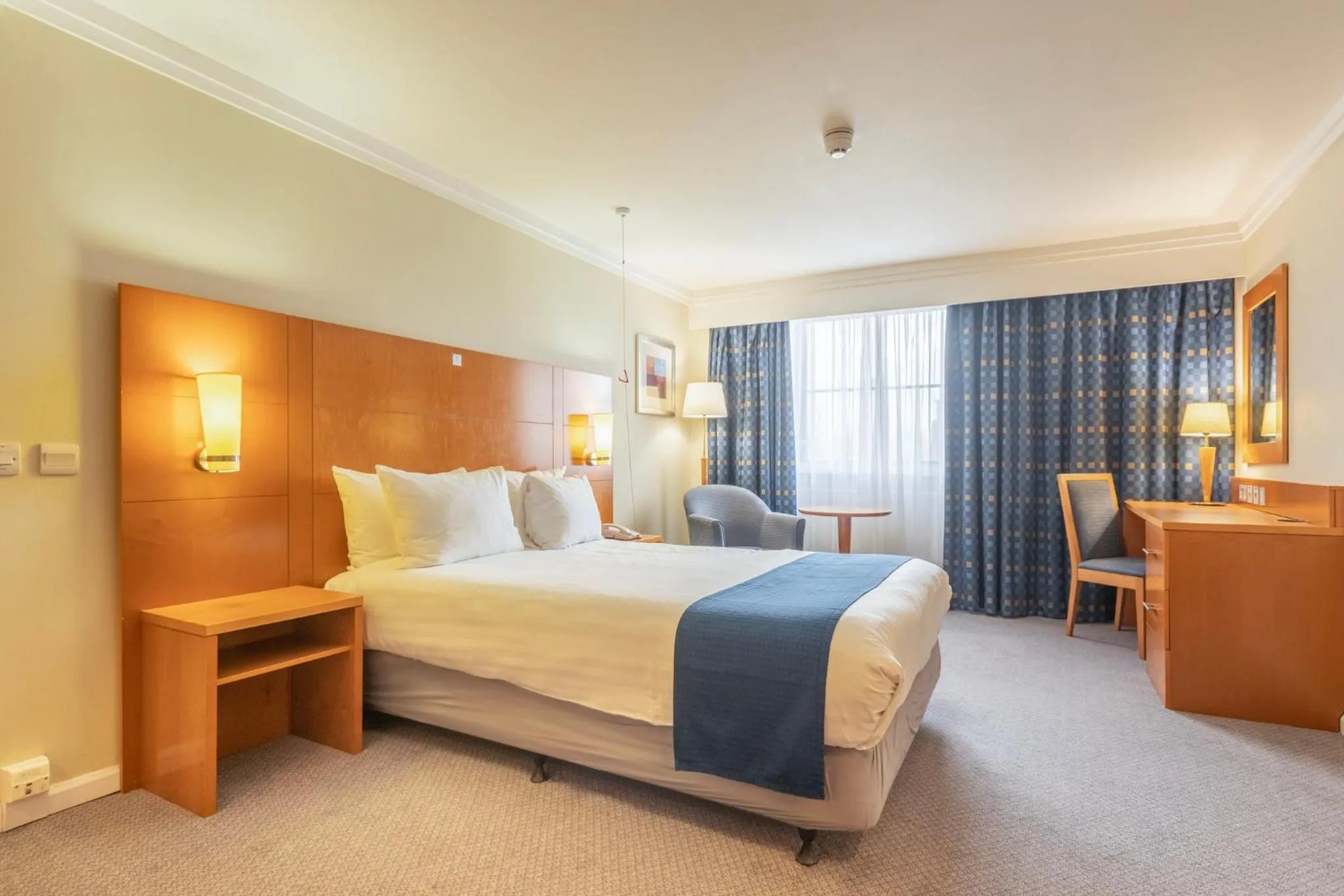 Photo of the whole room, Bed in Holiday Inn London Sutton by IHG