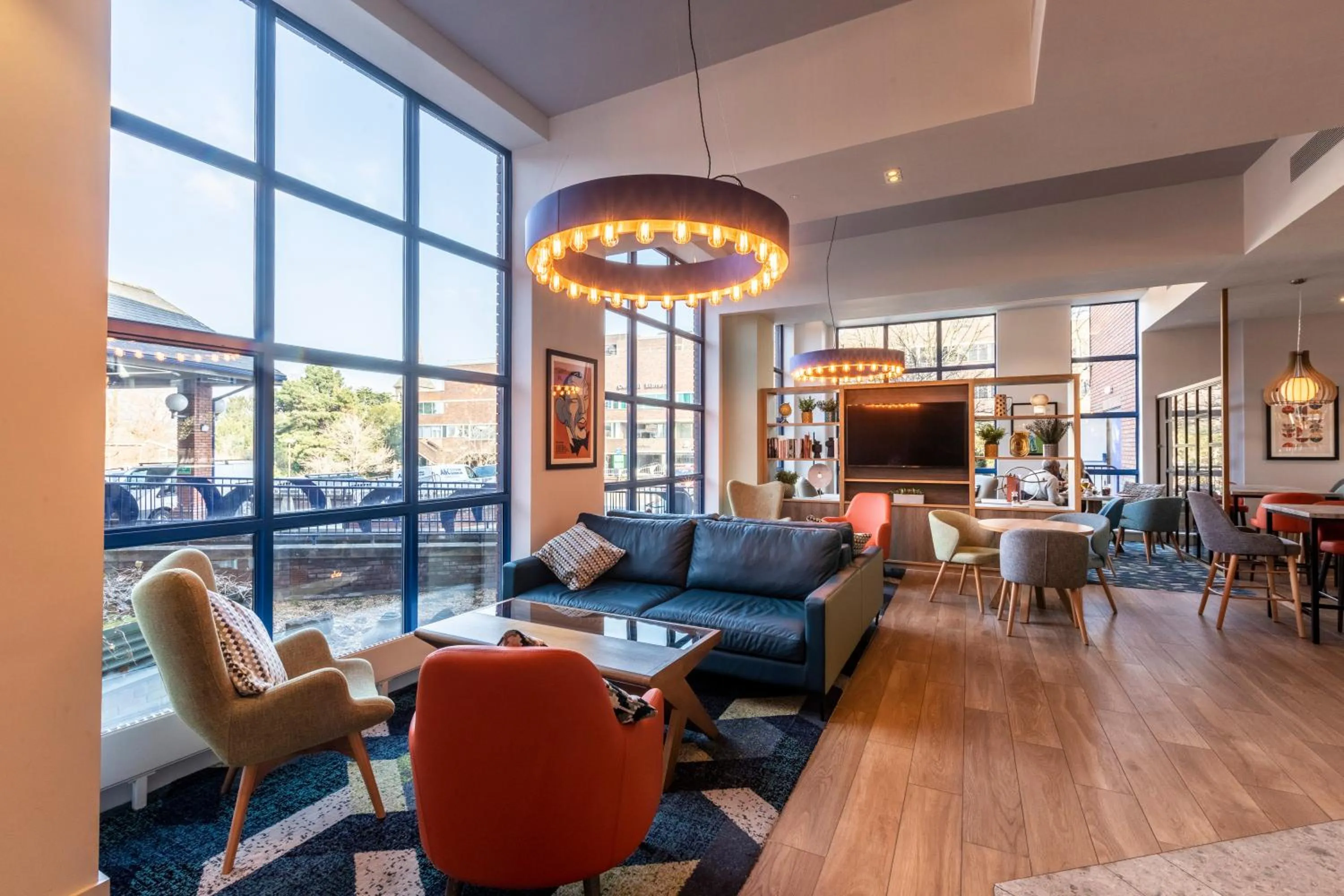 Lounge or bar in Holiday Inn London Sutton by IHG