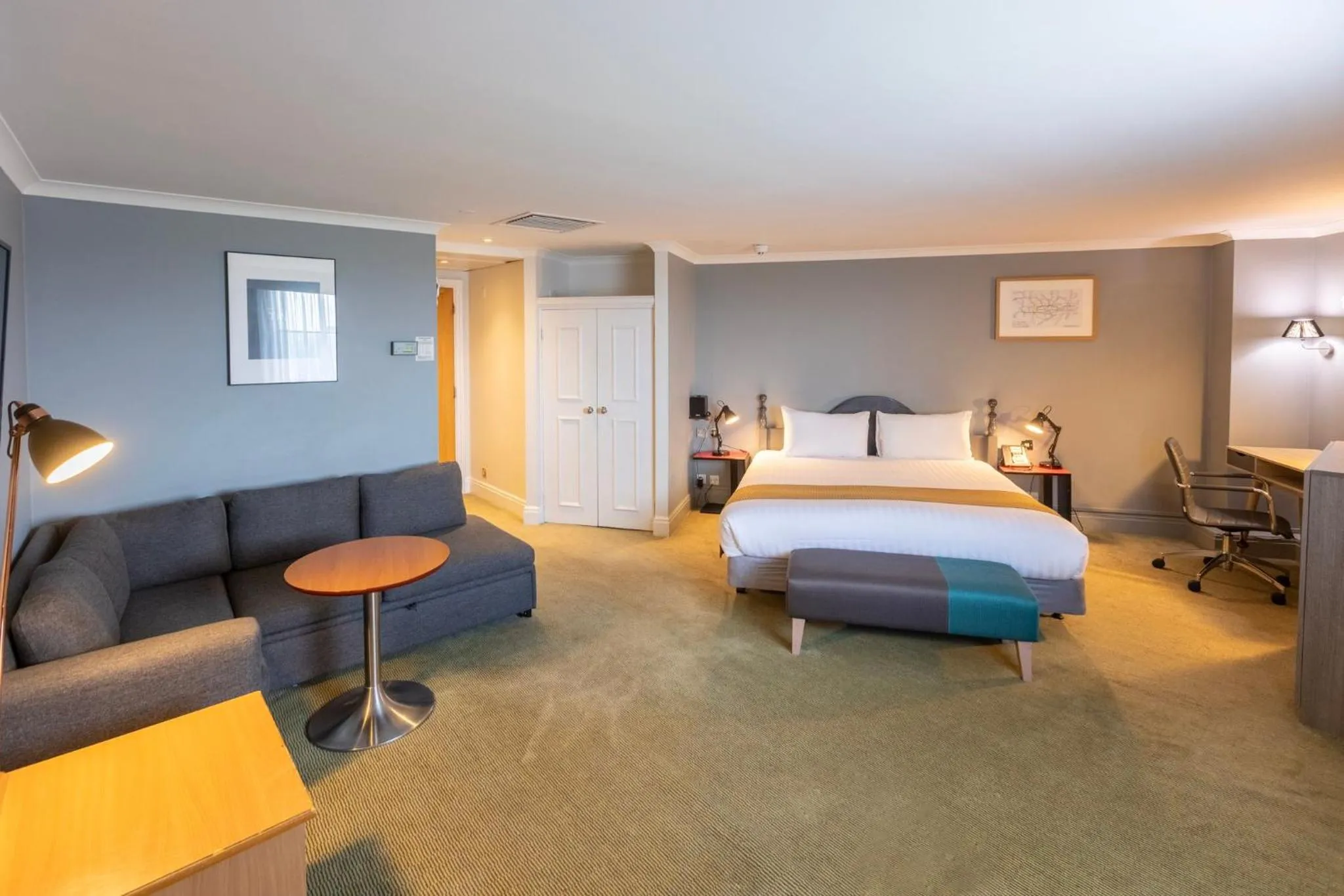 Photo of the whole room, Bed in Holiday Inn London Sutton by IHG