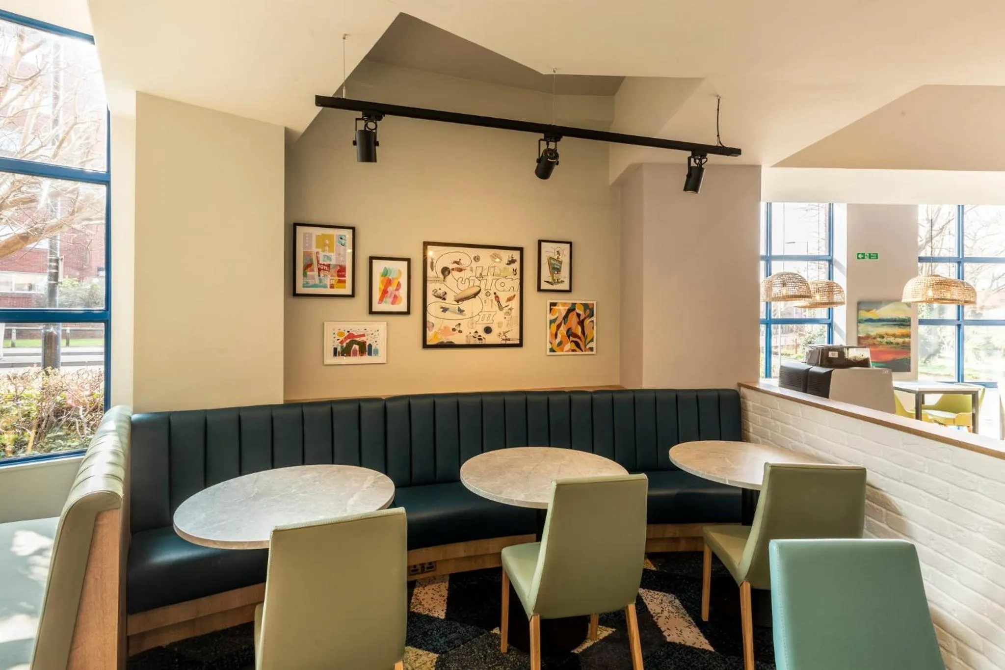 Lounge or bar in Holiday Inn London Sutton by IHG