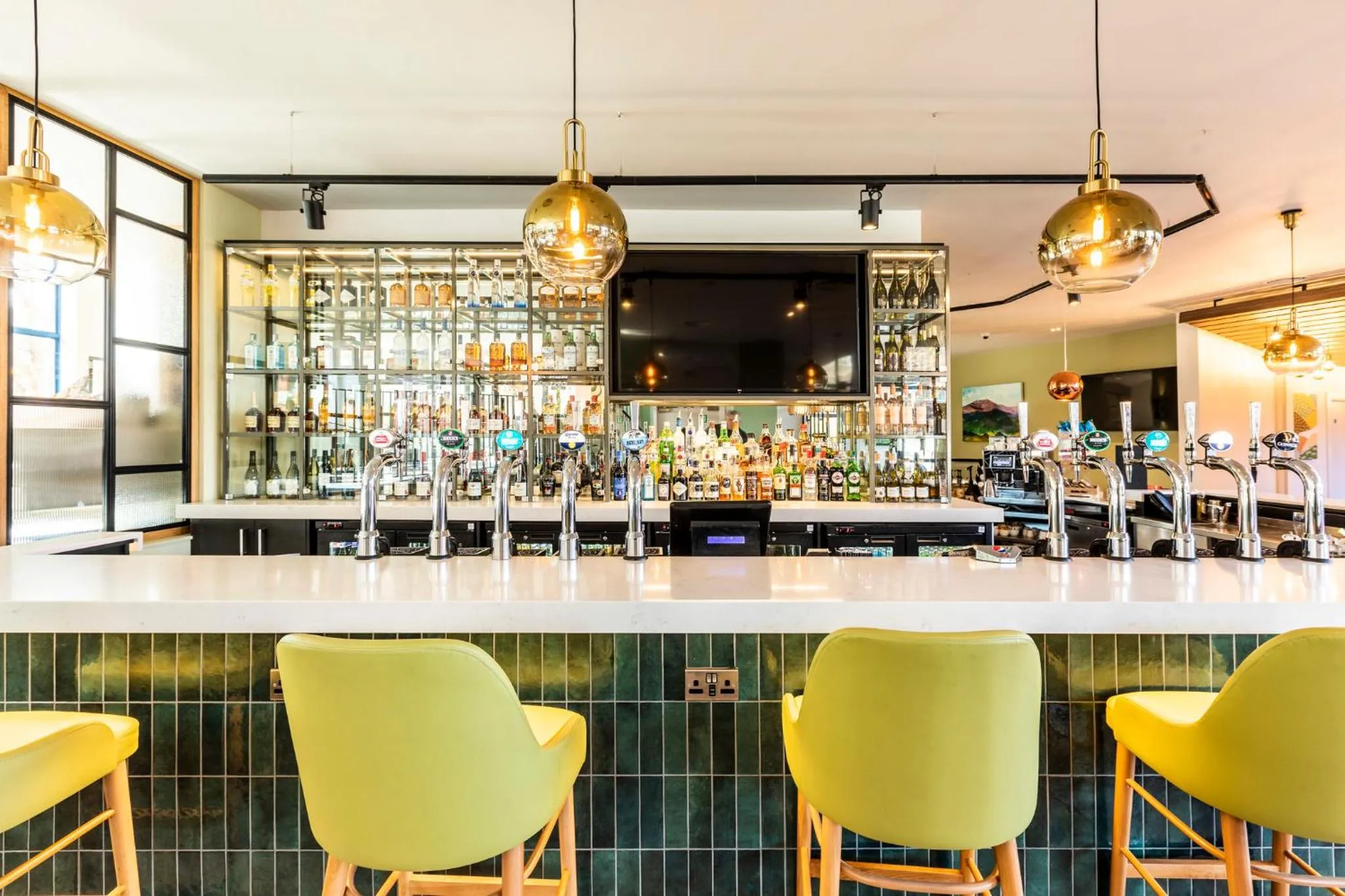 Lounge or bar in Holiday Inn London Sutton by IHG