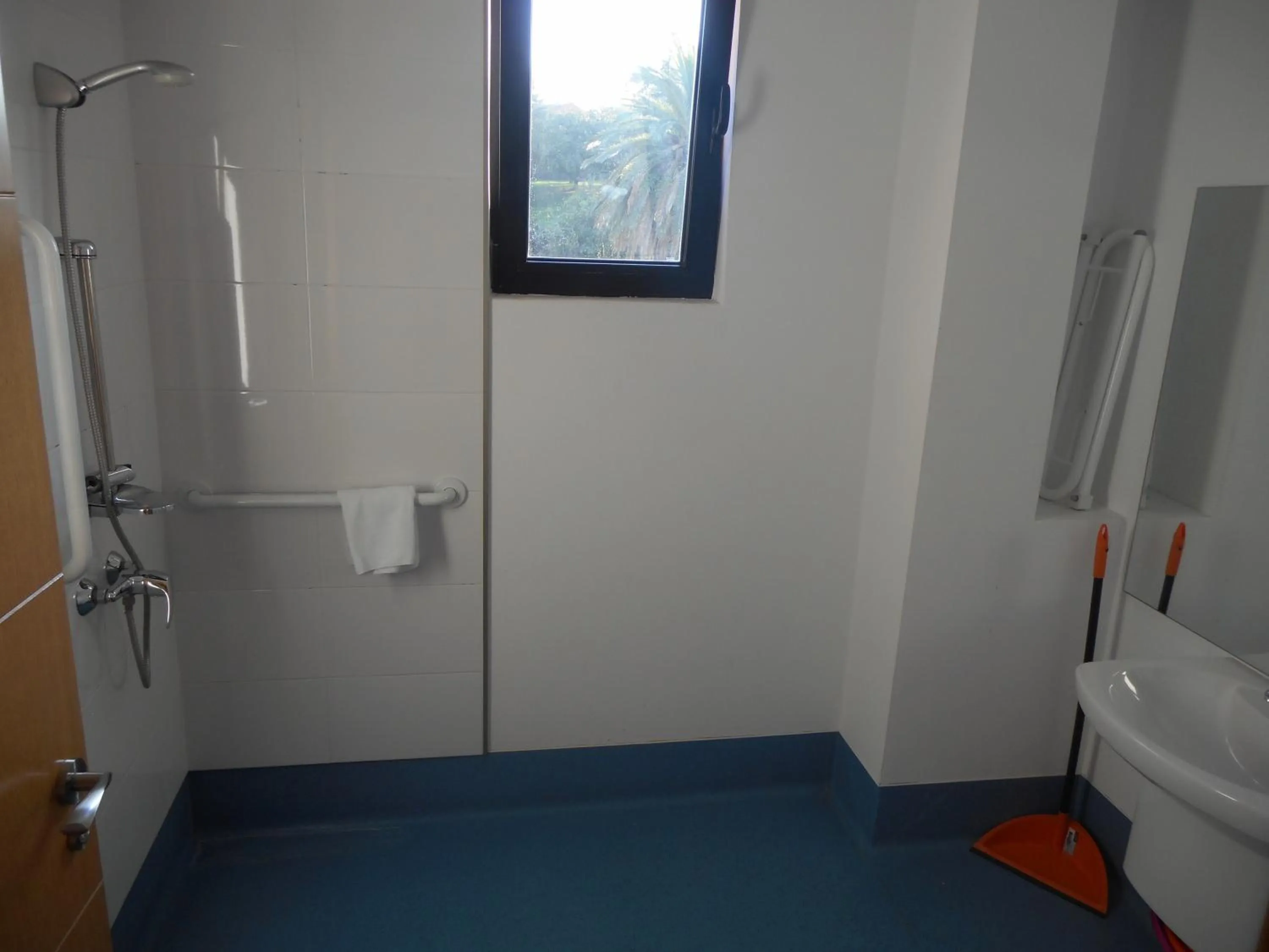 Bathroom in Apartamentos Bahía de Boó