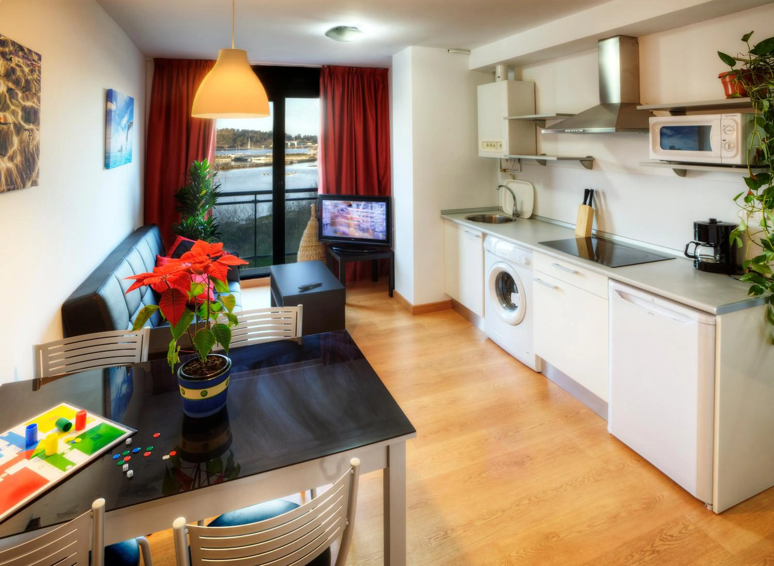 Kitchen or kitchenette in Apartamentos Bahía de Boó