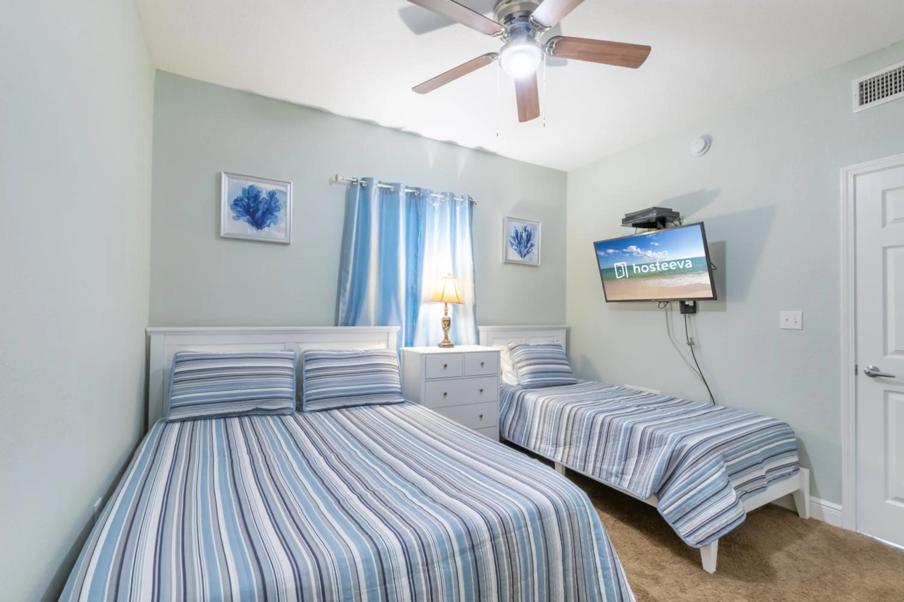 Bedroom, Bed in Crystal Shores West 202