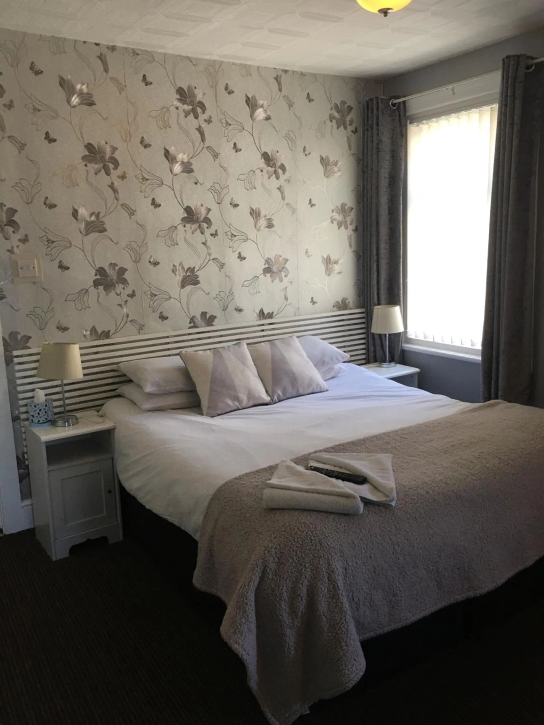 Bed in Glenheath Hotel