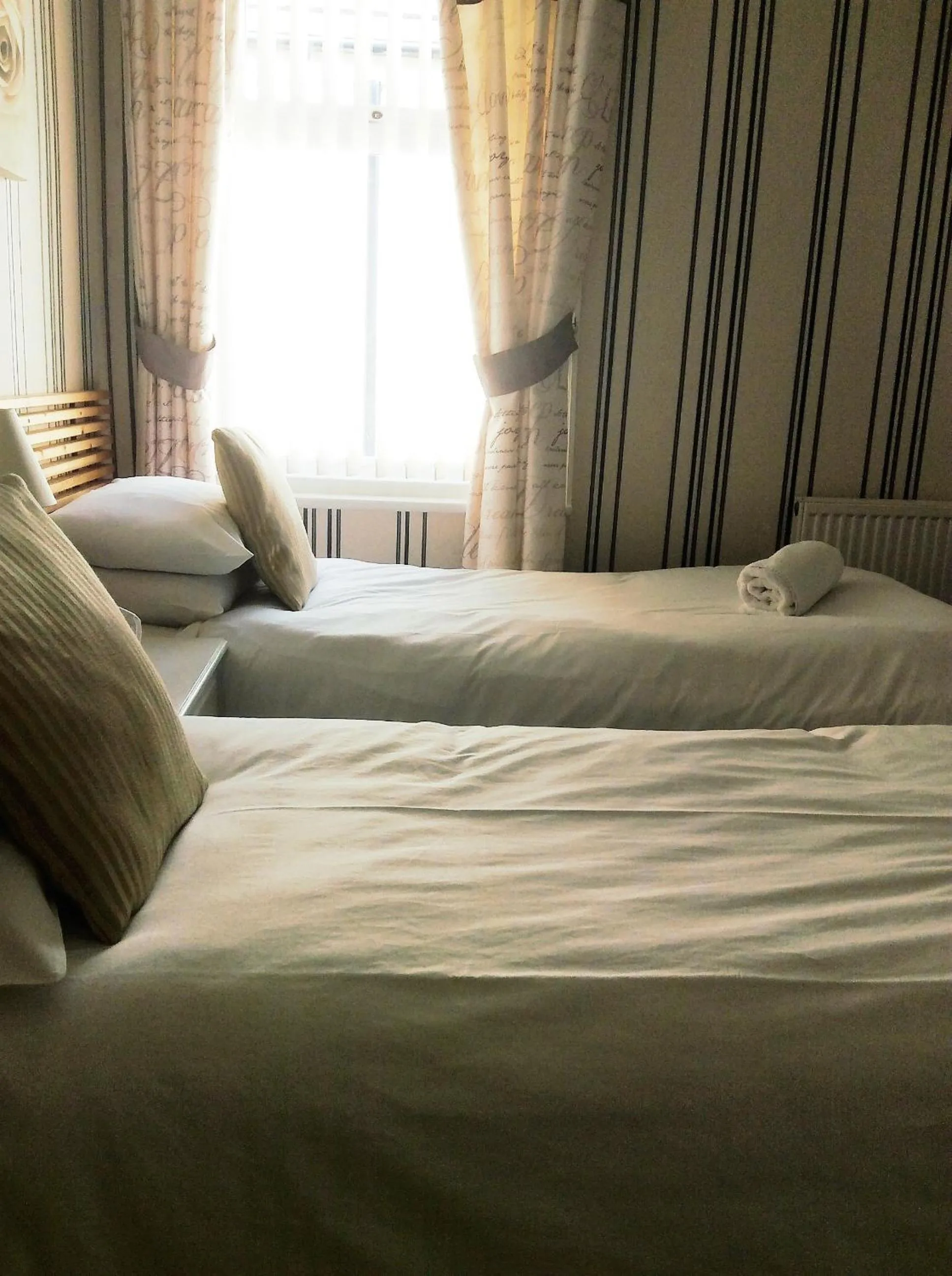 Bedroom, Bed in Glenheath Hotel