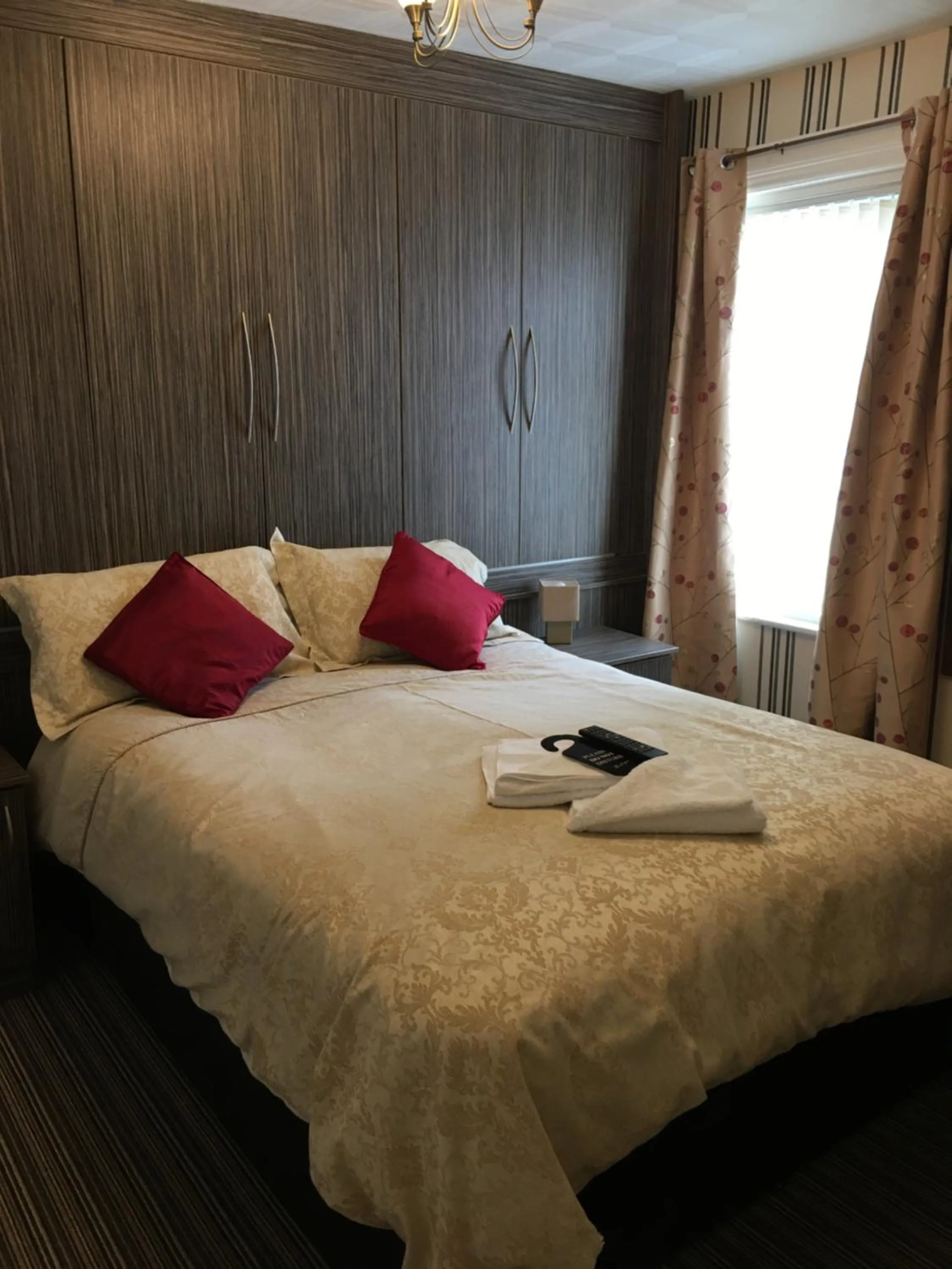 Bed in Glenheath Hotel