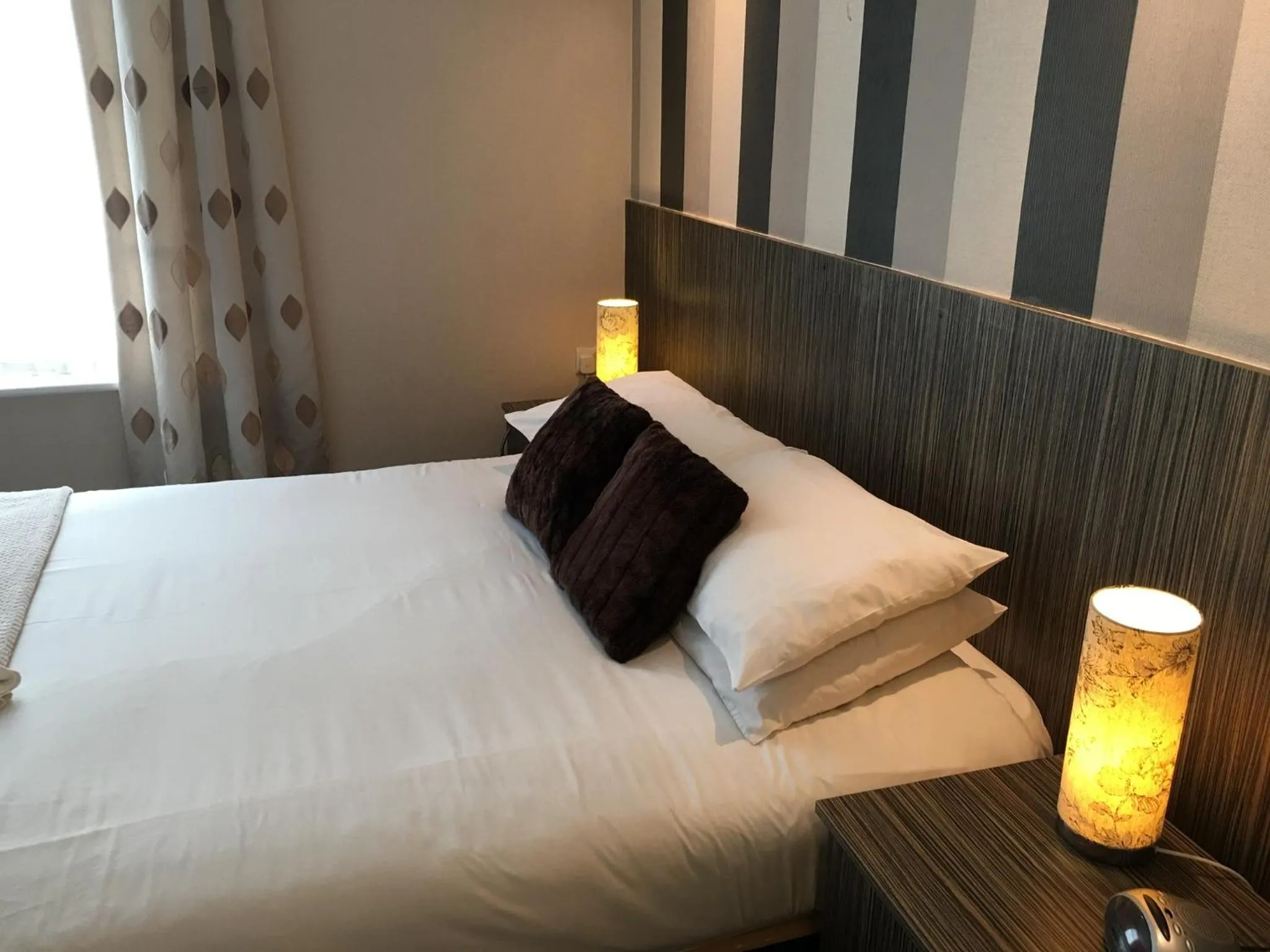 Bed in Glenheath Hotel