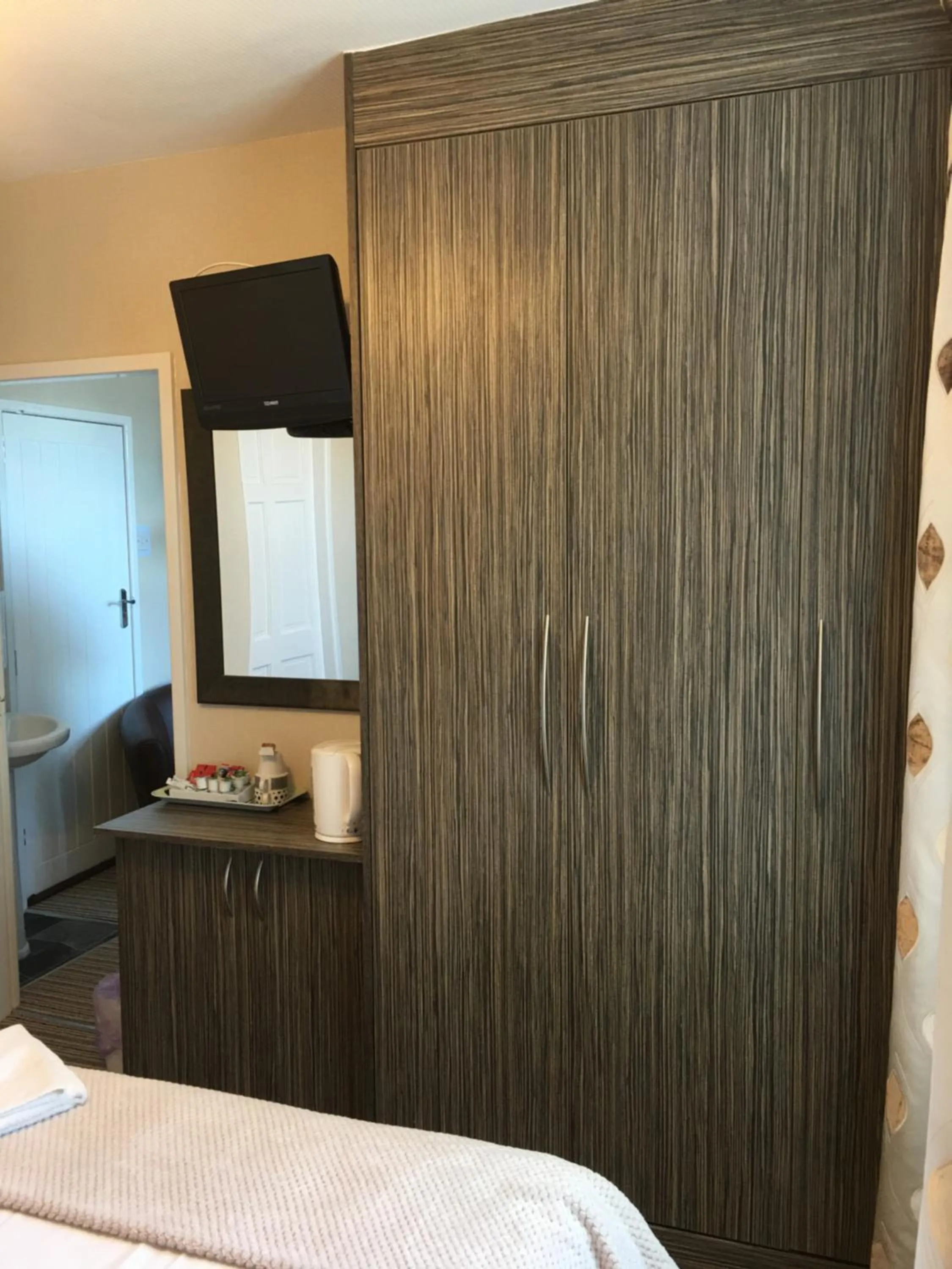 Bed in Glenheath Hotel