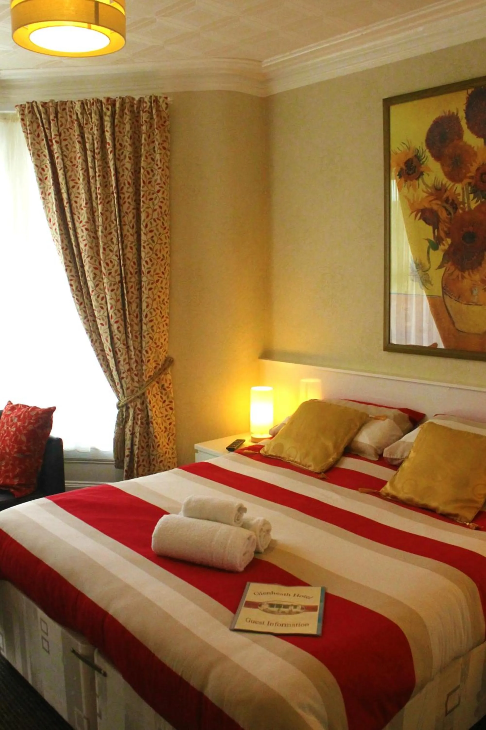 Bedroom, Bed in Glenheath Hotel