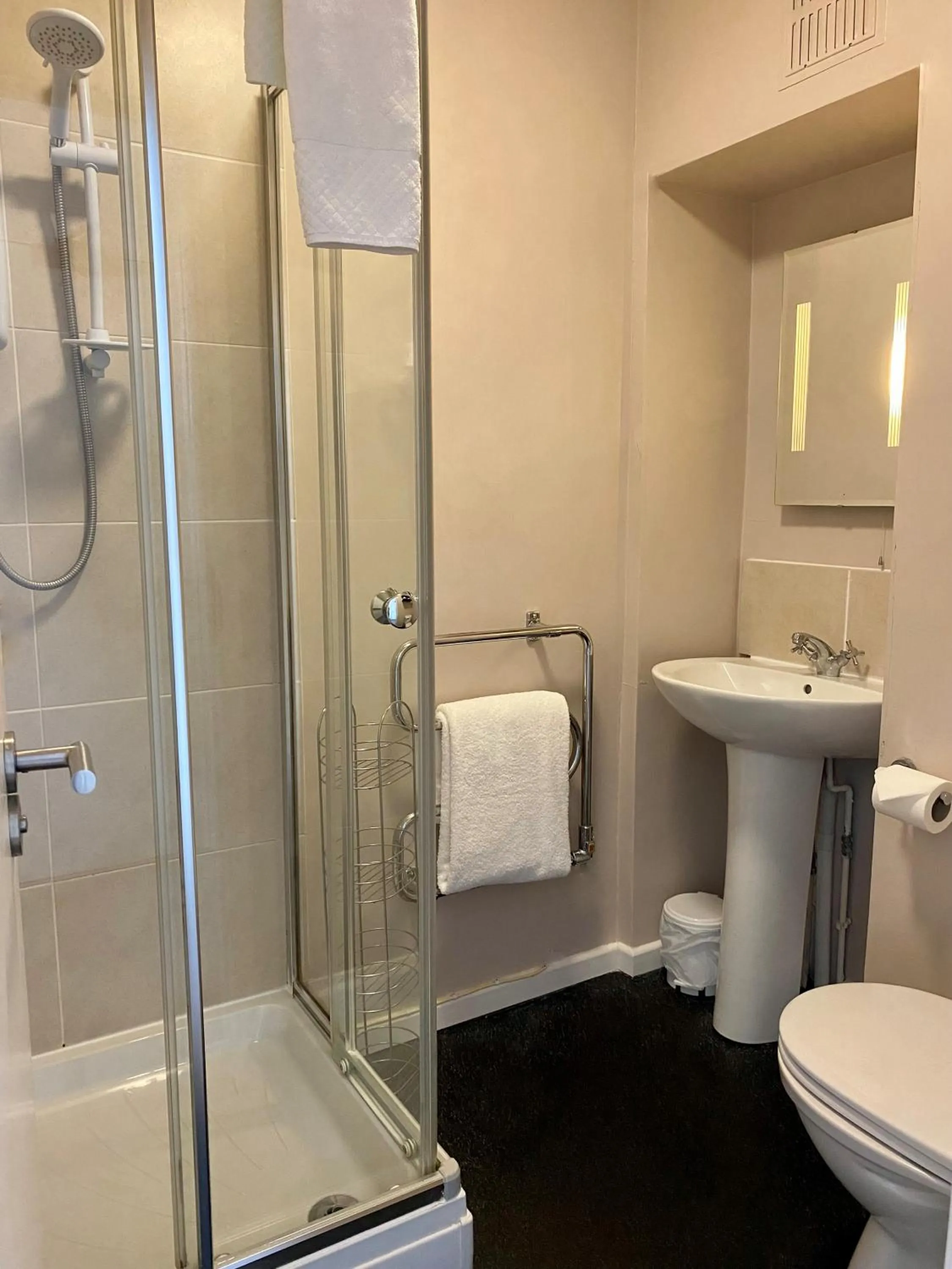 Shower in Andover House Hotel & Restaurant - Adults only