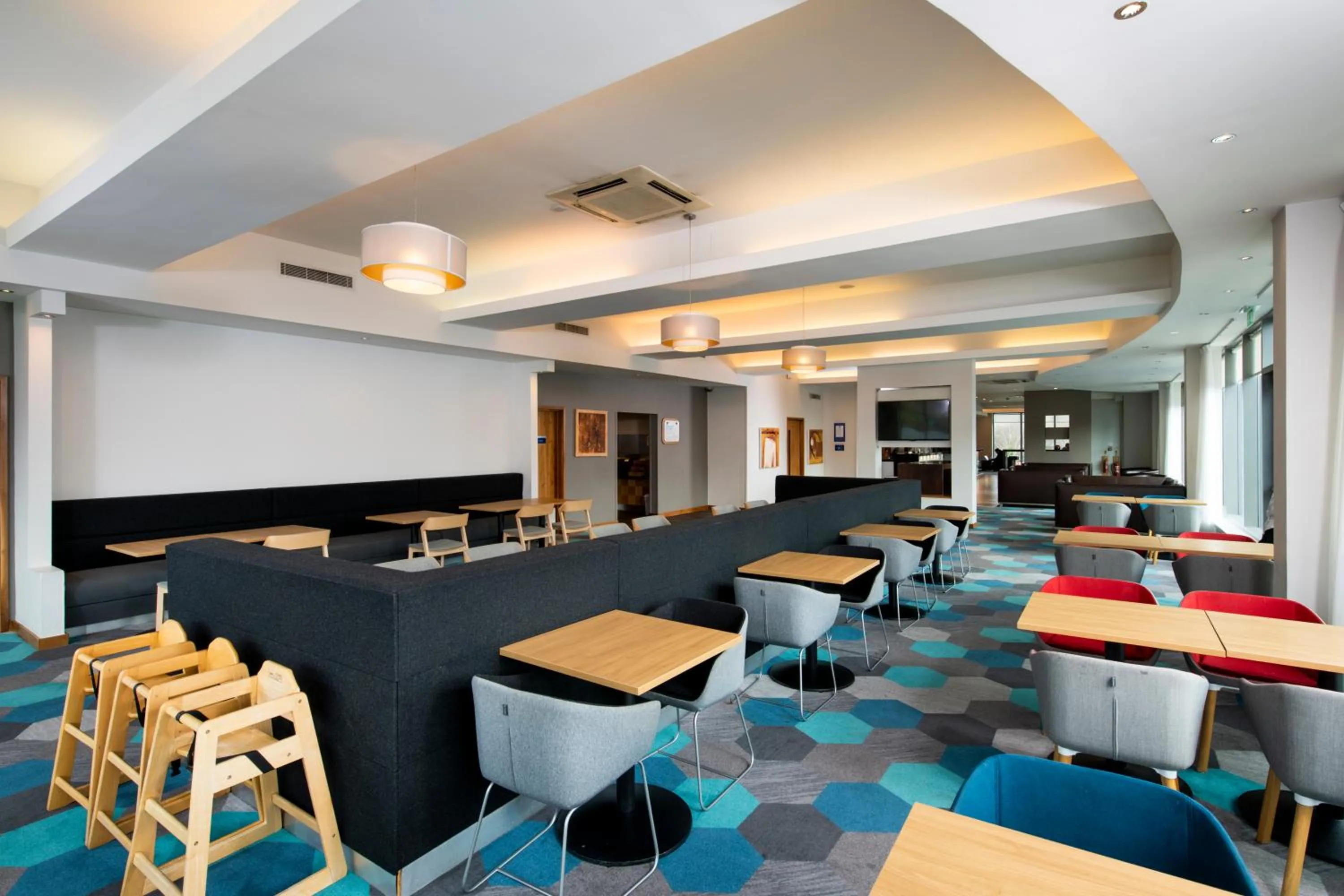 Lounge or bar in Holiday Inn Express Hamilton by IHG