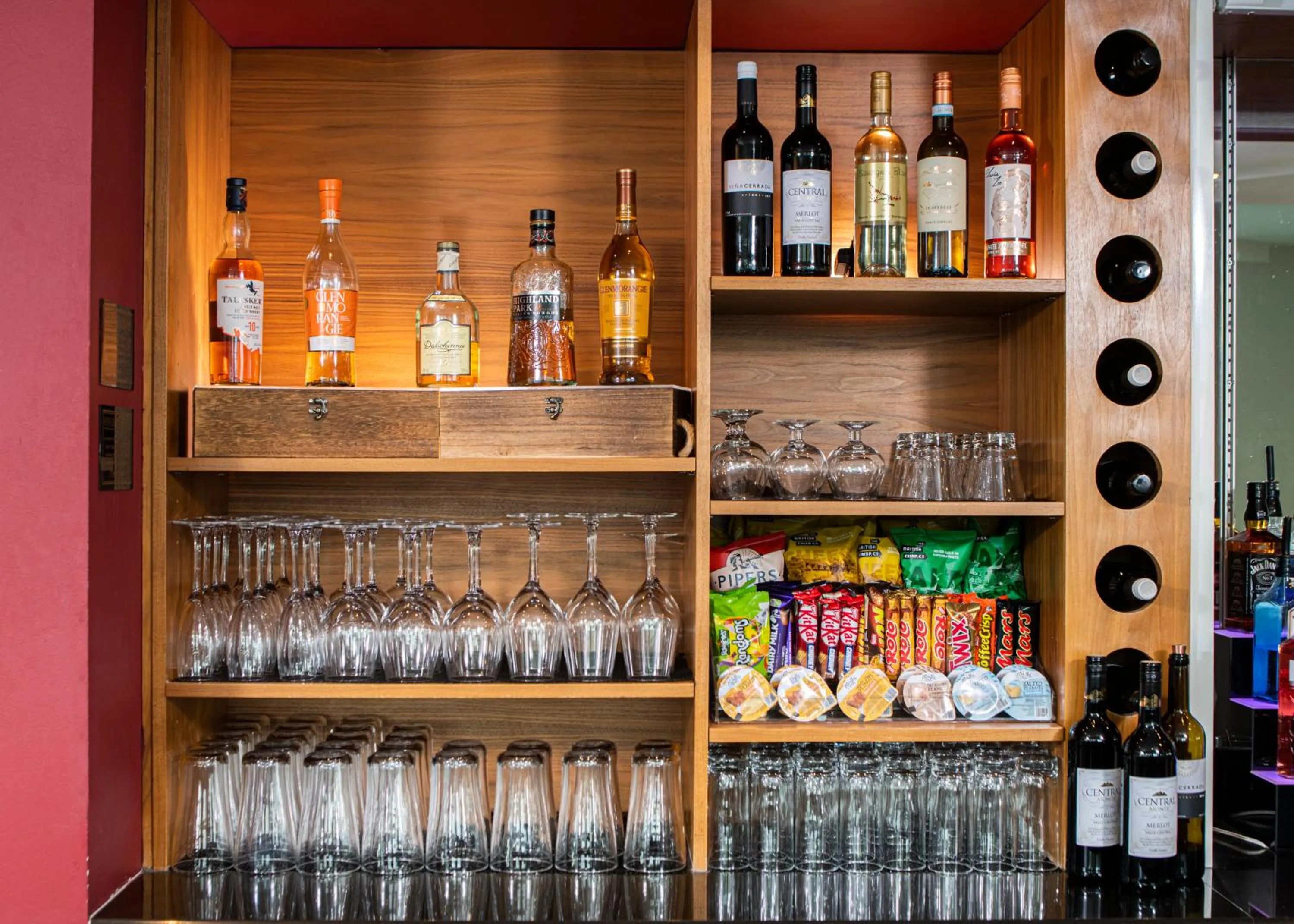 Lounge or bar in Holiday Inn Express Hamilton by IHG