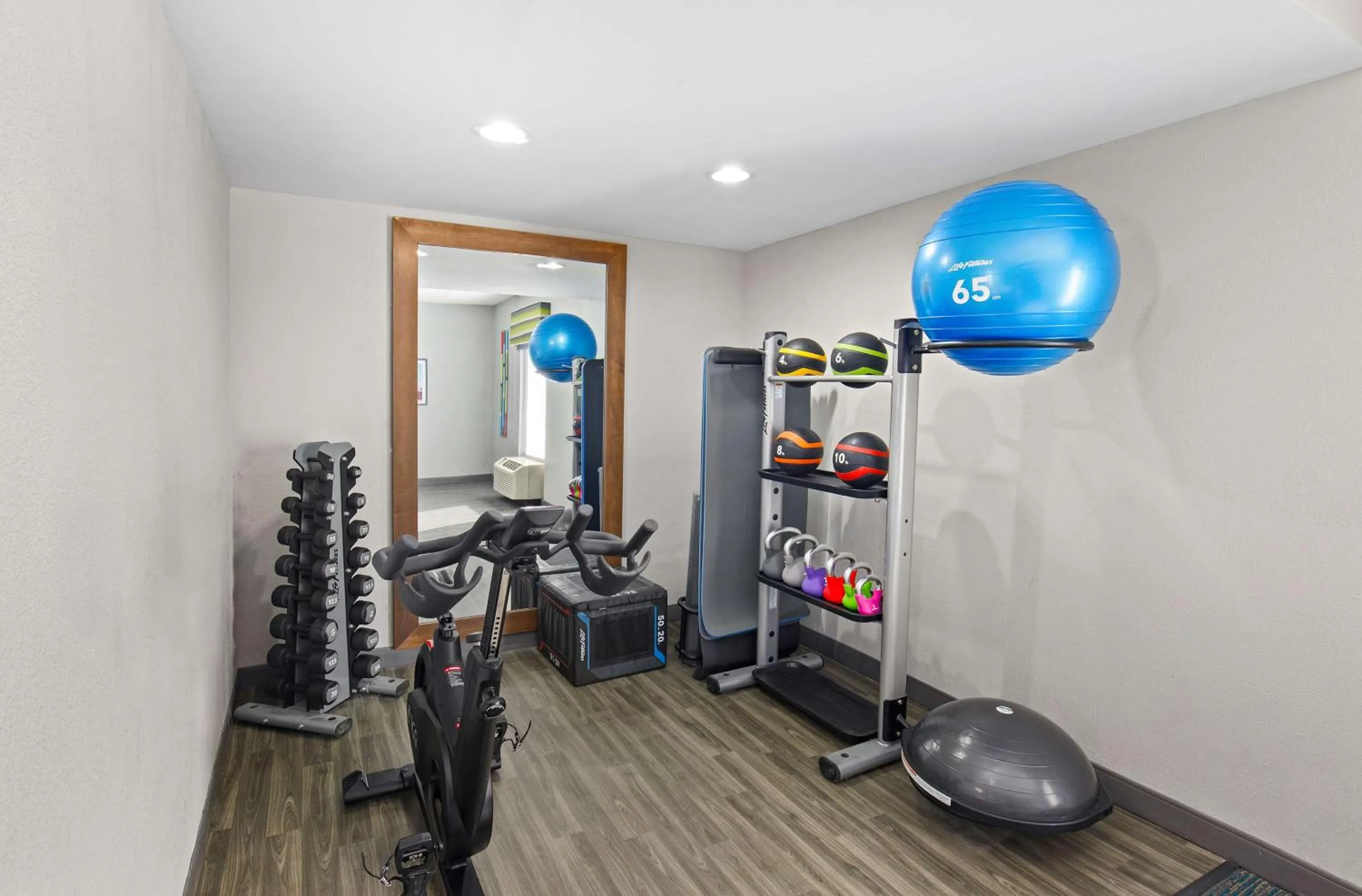 Photo of the whole room in Hampton Inn Selma