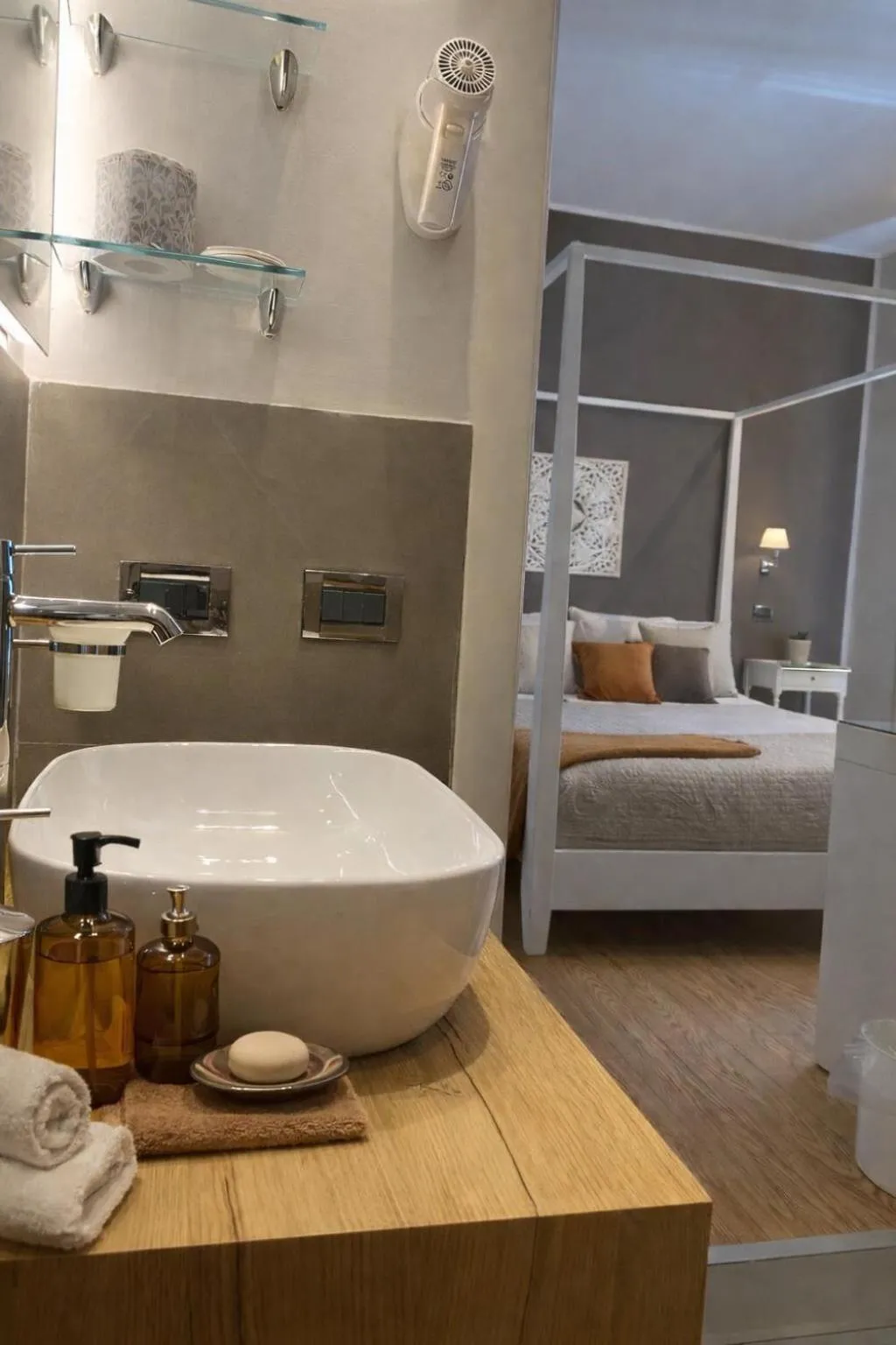 Bathroom, Bed in Maxim