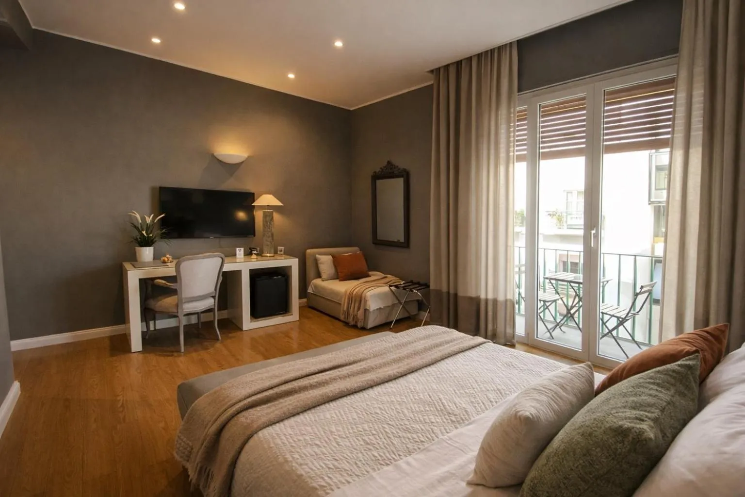 Bedroom, Bed in Maxim