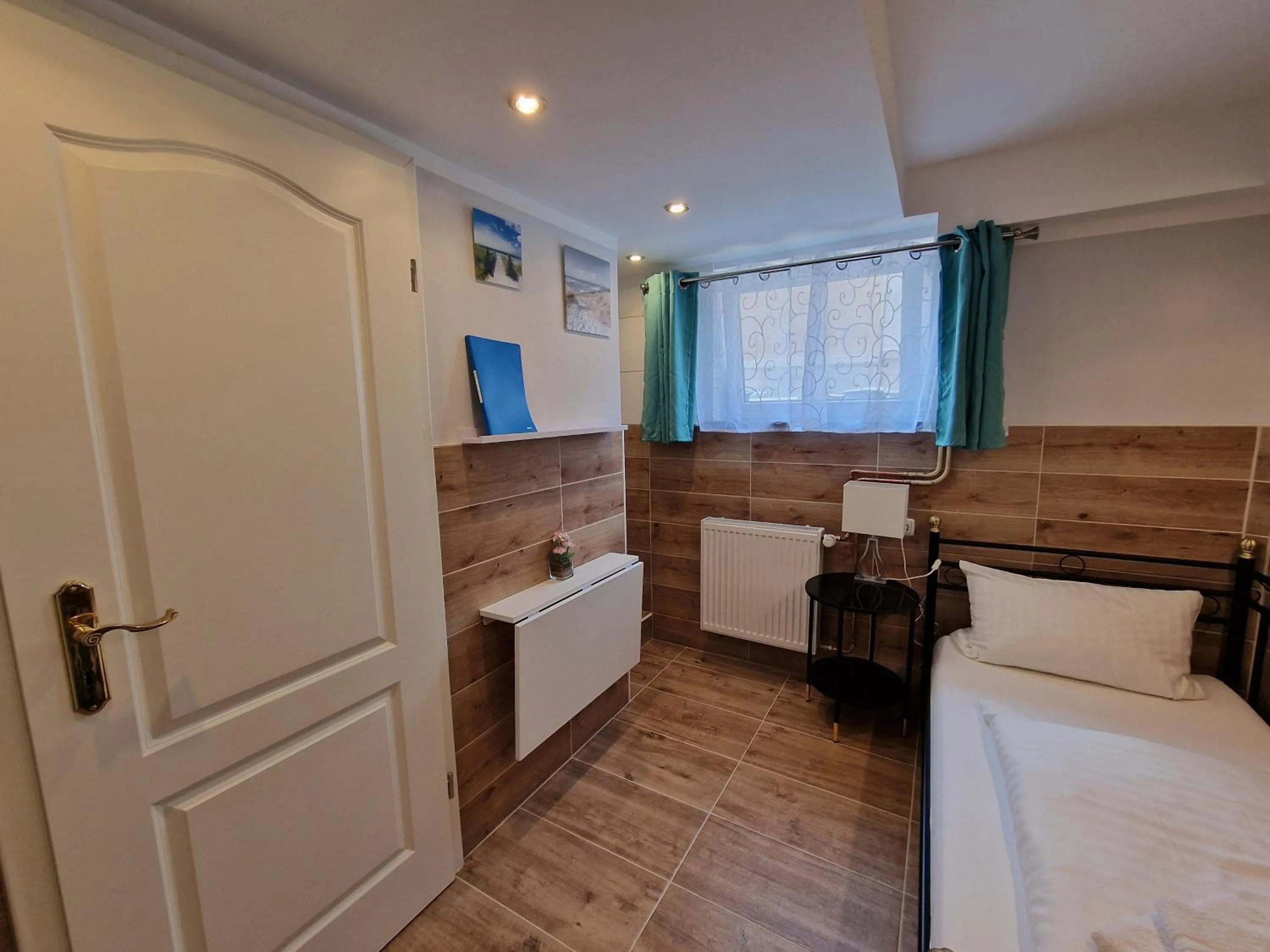 Photo of the whole room, Bed in Hotel Kenny & Henry