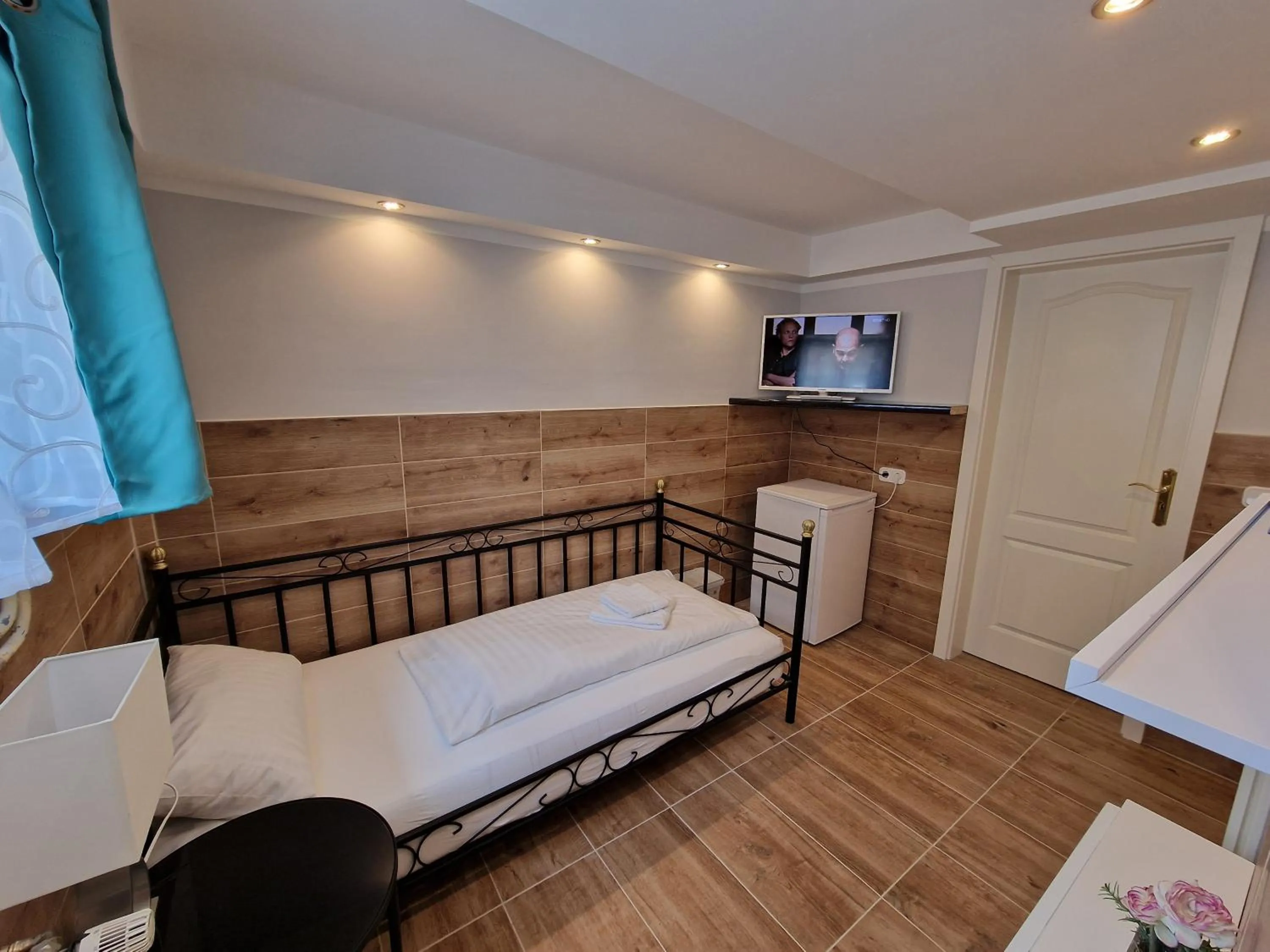 Photo of the whole room, Bed in Hotel Kenny & Henry