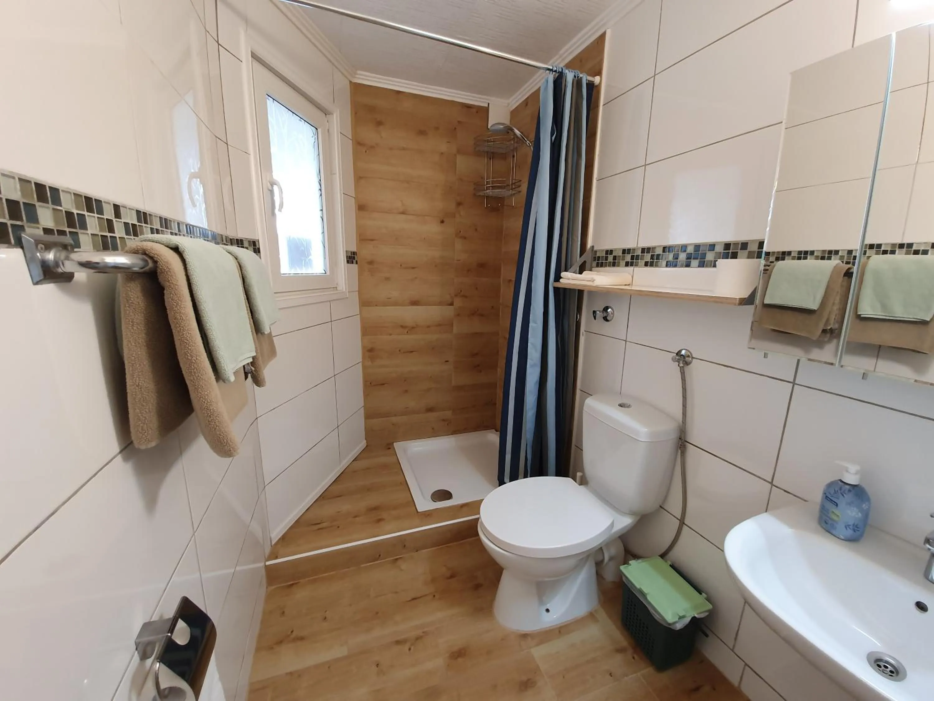 Shower in Hotel Kenny & Henry