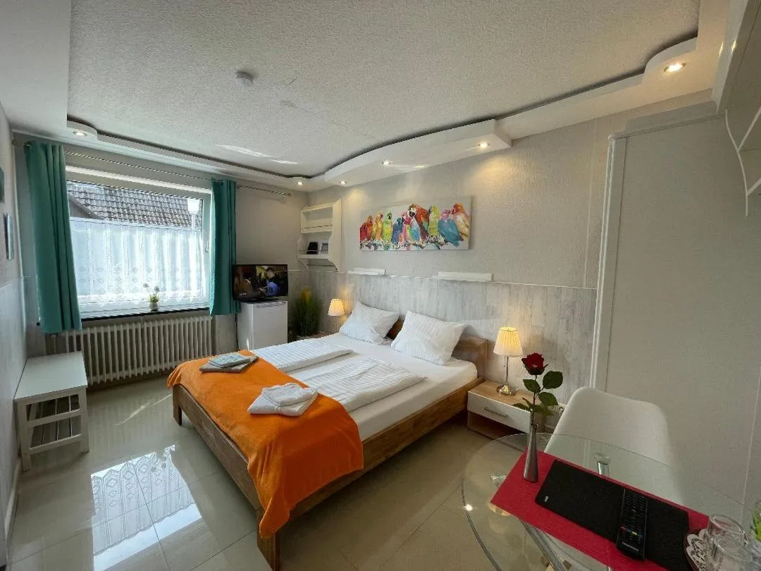 Photo of the whole room, Bed in Hotel Kenny & Henry