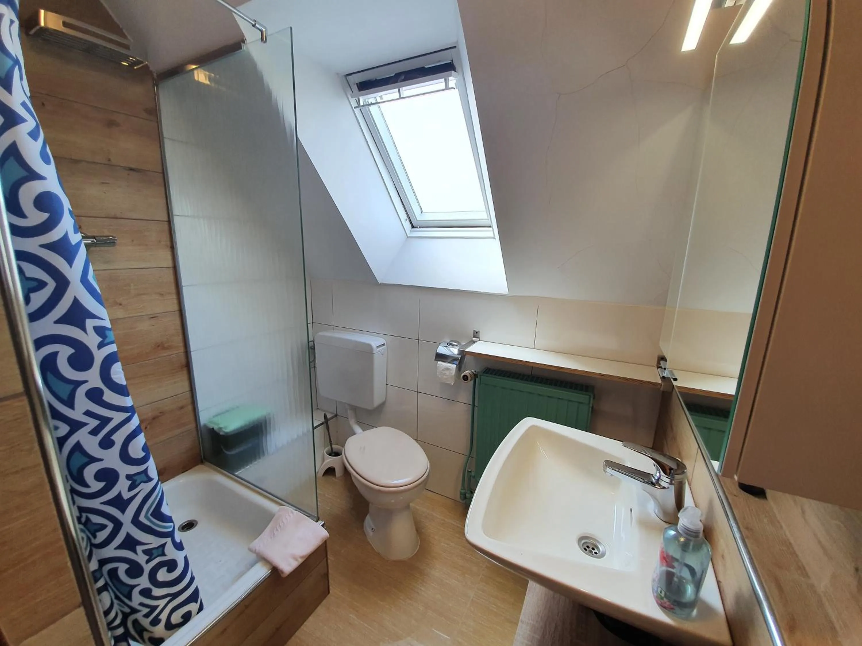 Shower in Hotel Kenny & Henry