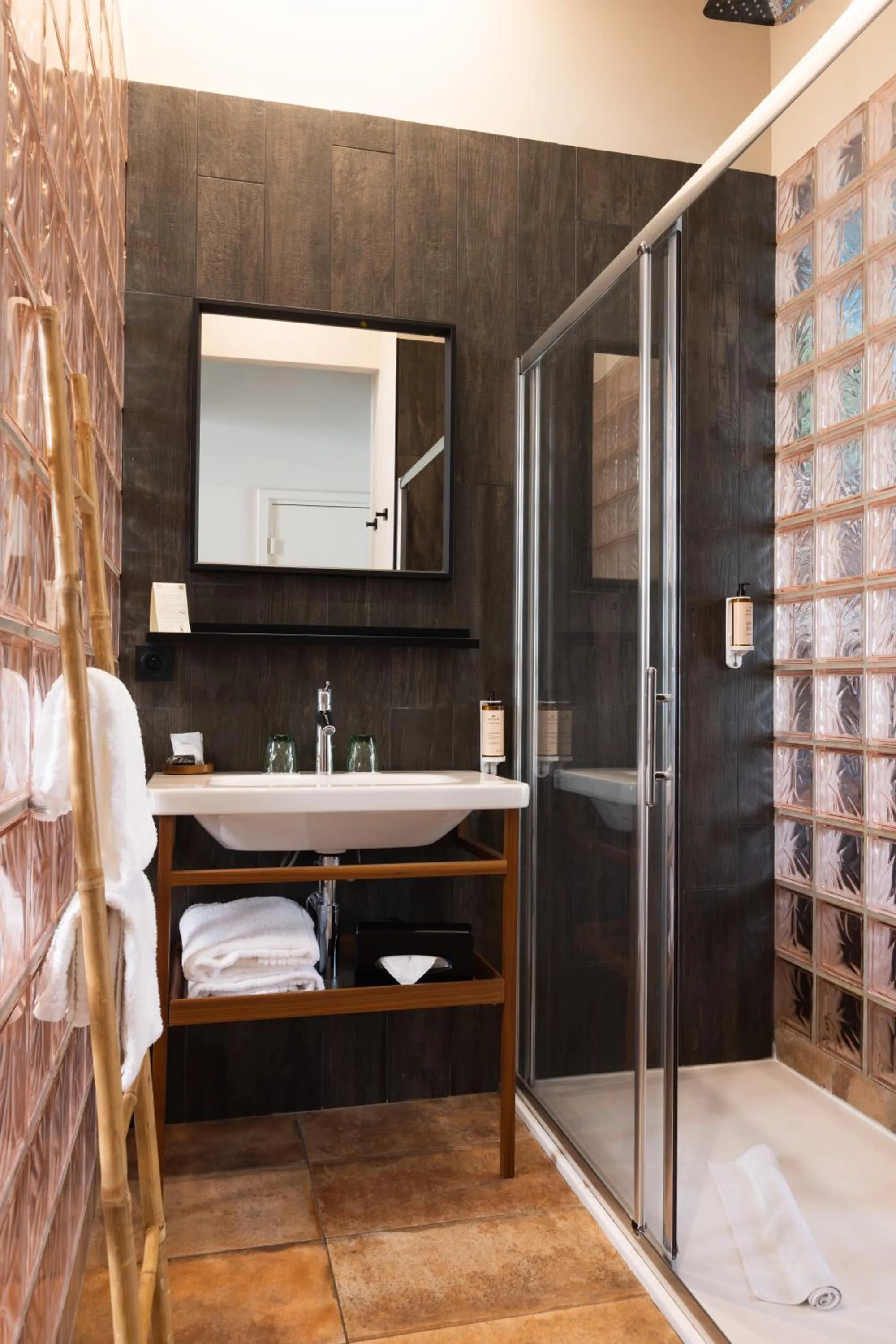 Shower in Hotel Verlaine