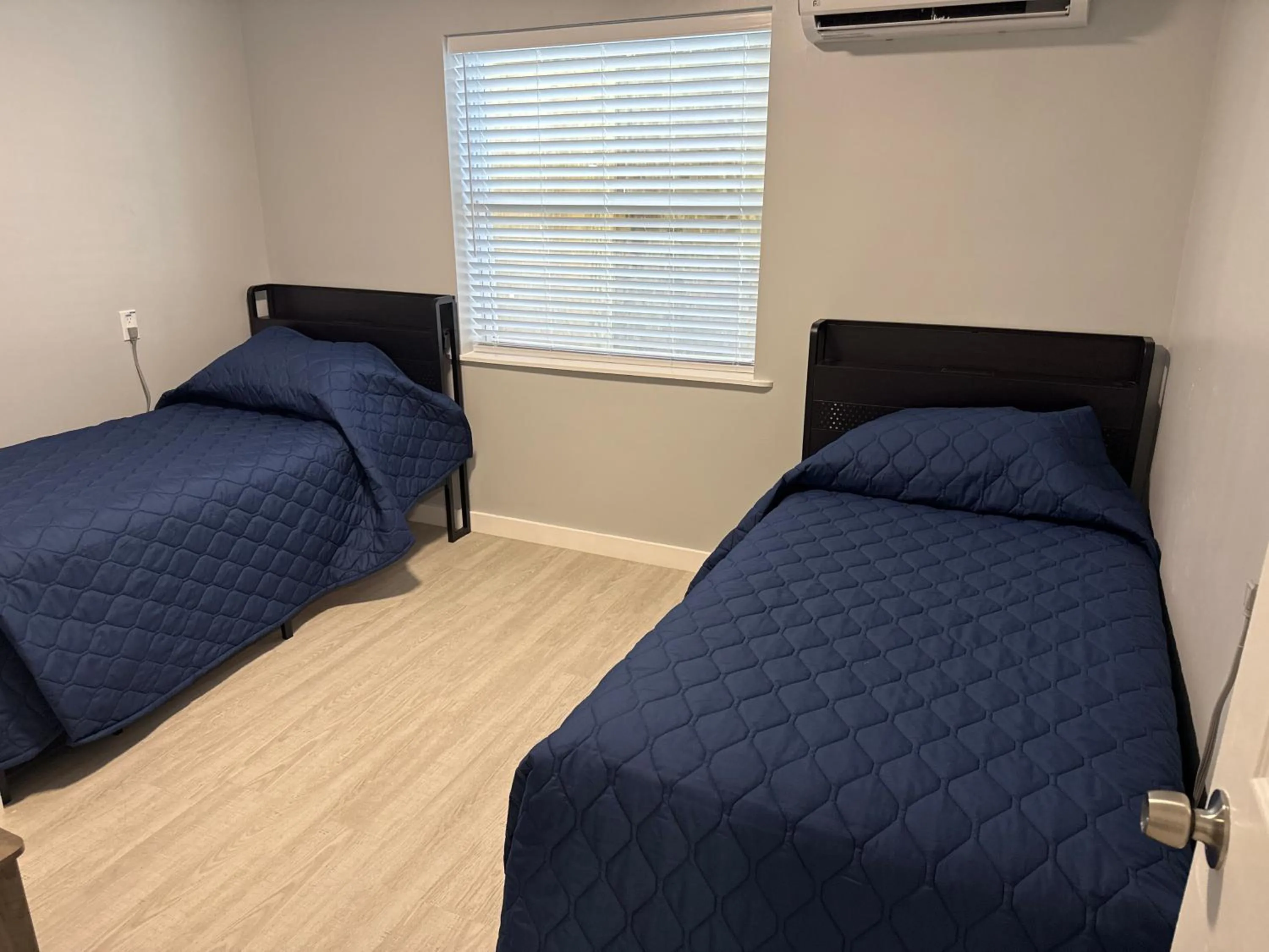 Bedroom, Bed in Barefoot Bay Resort Motel