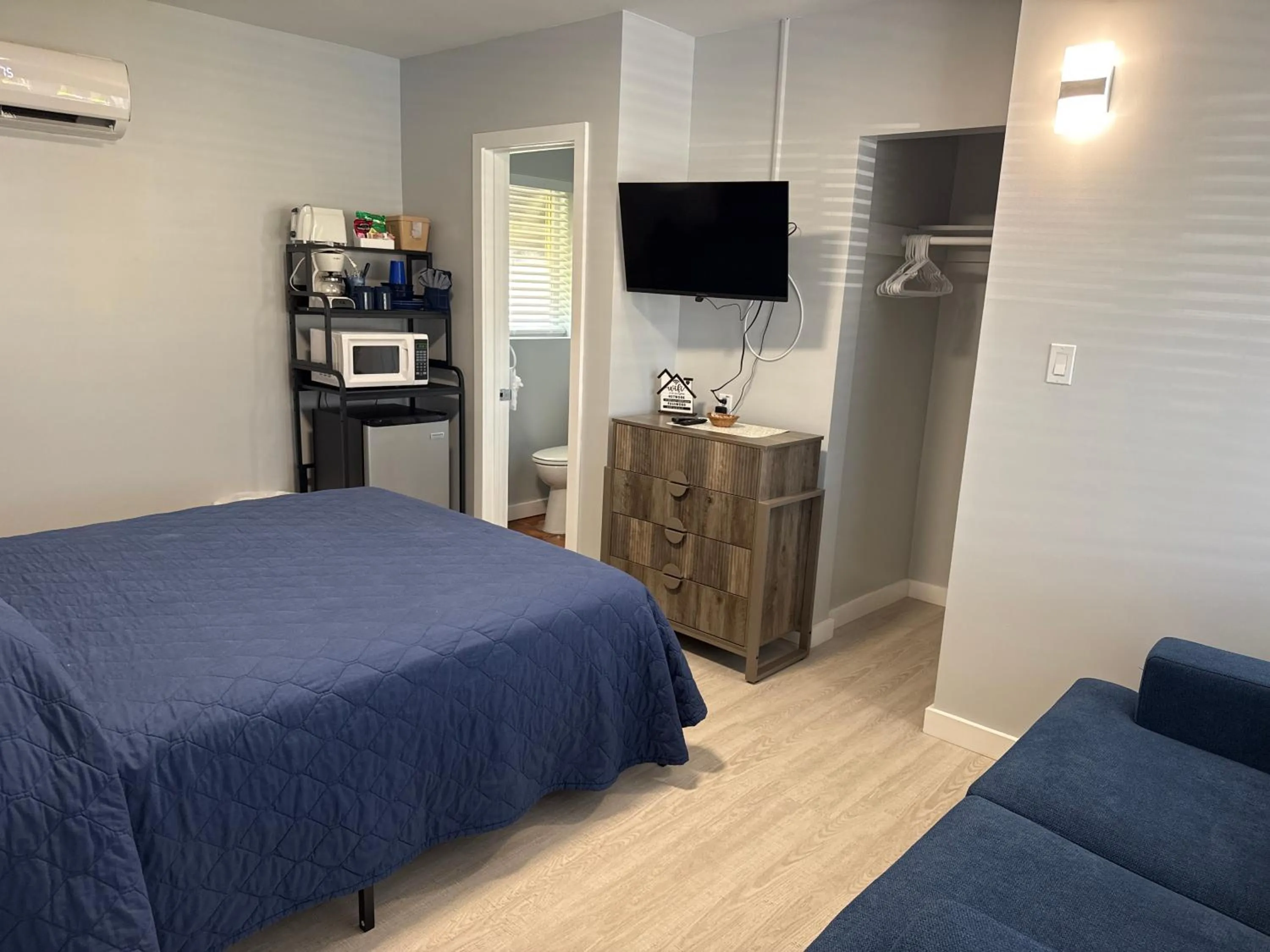 Photo of the whole room, Bed in Barefoot Bay Resort Motel