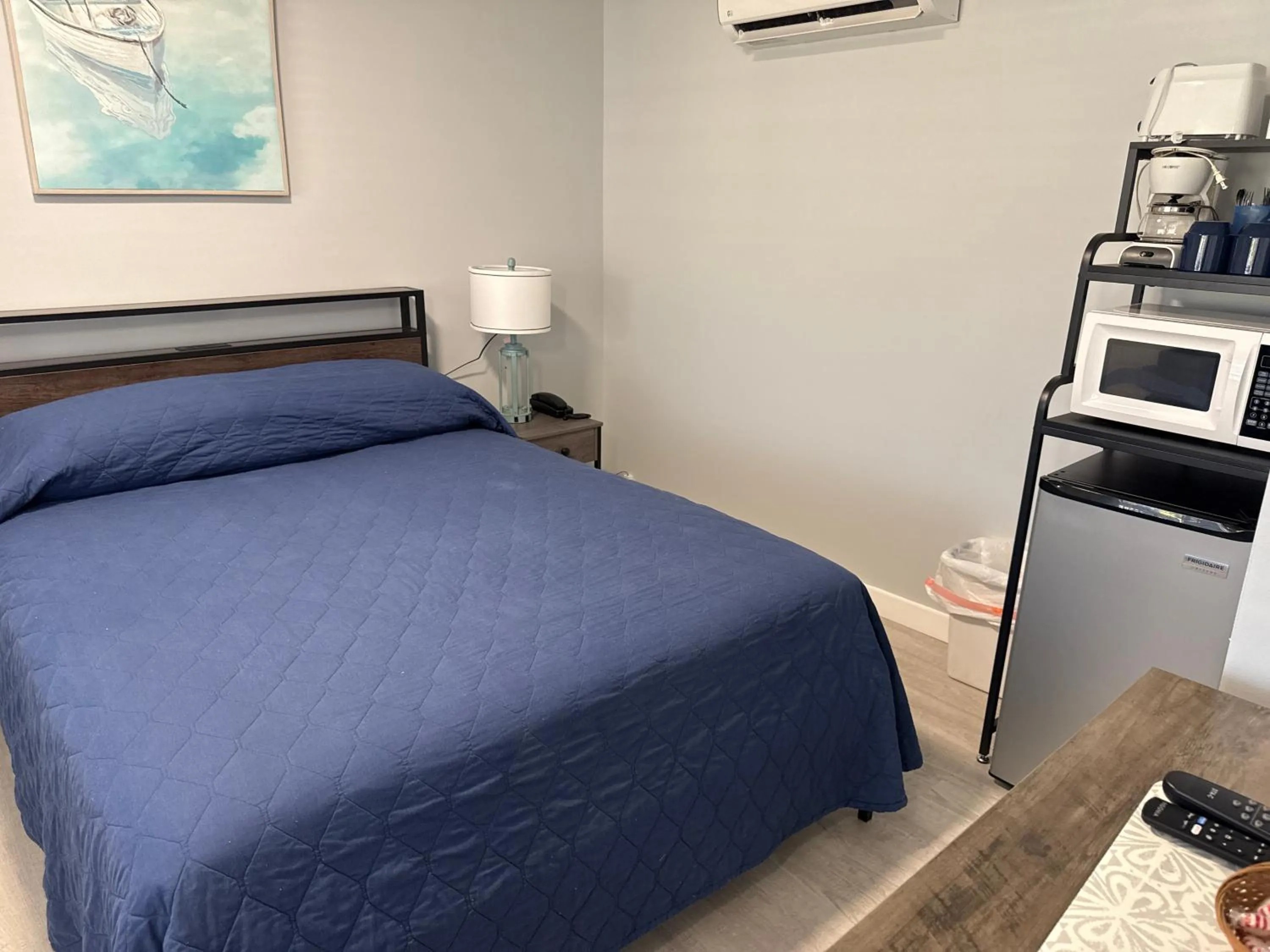 Bed in Barefoot Bay Resort Motel