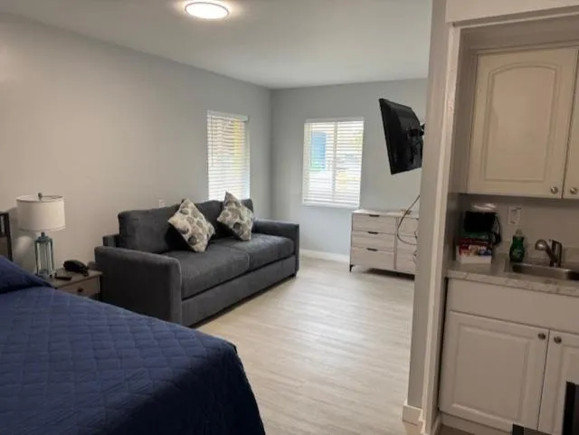 Kitchen or kitchenette in Barefoot Bay Resort Motel