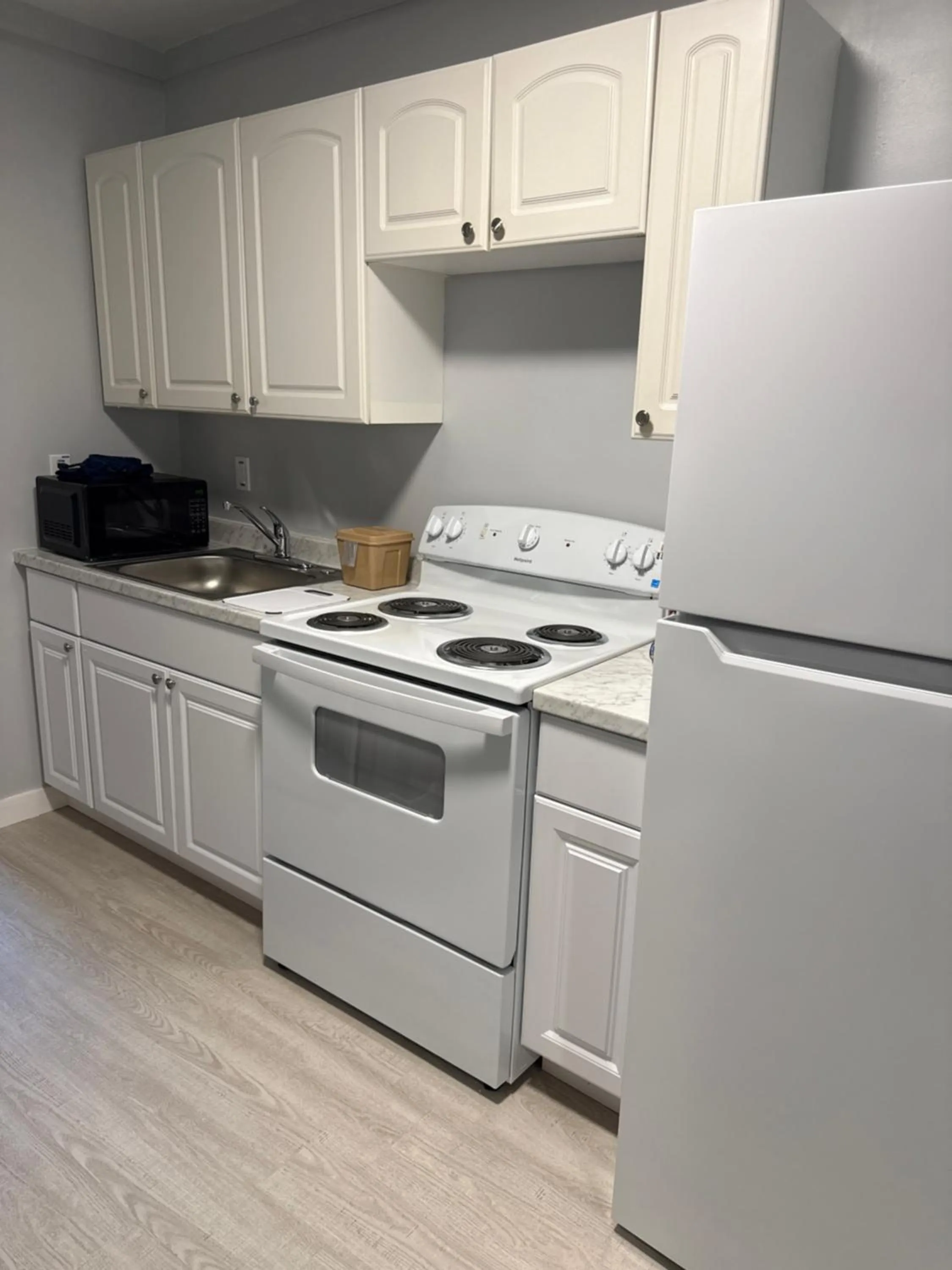 Kitchen or kitchenette in Barefoot Bay Resort Motel
