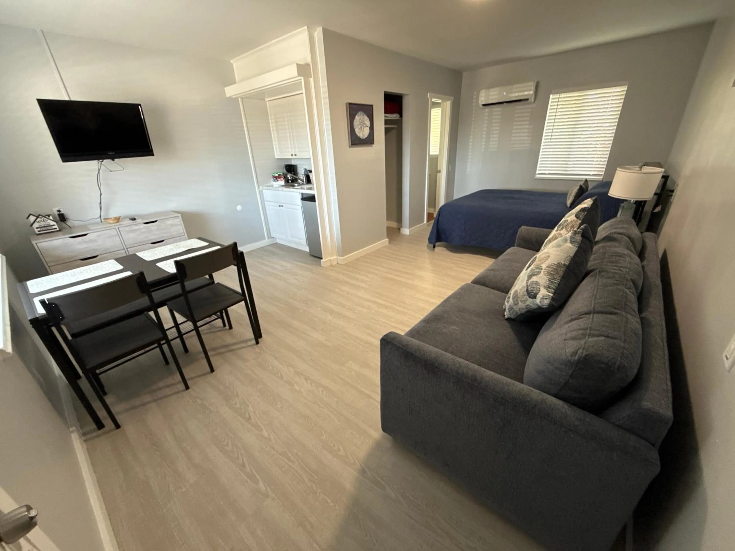 Photo of the whole room, Bed in Barefoot Bay Resort Motel