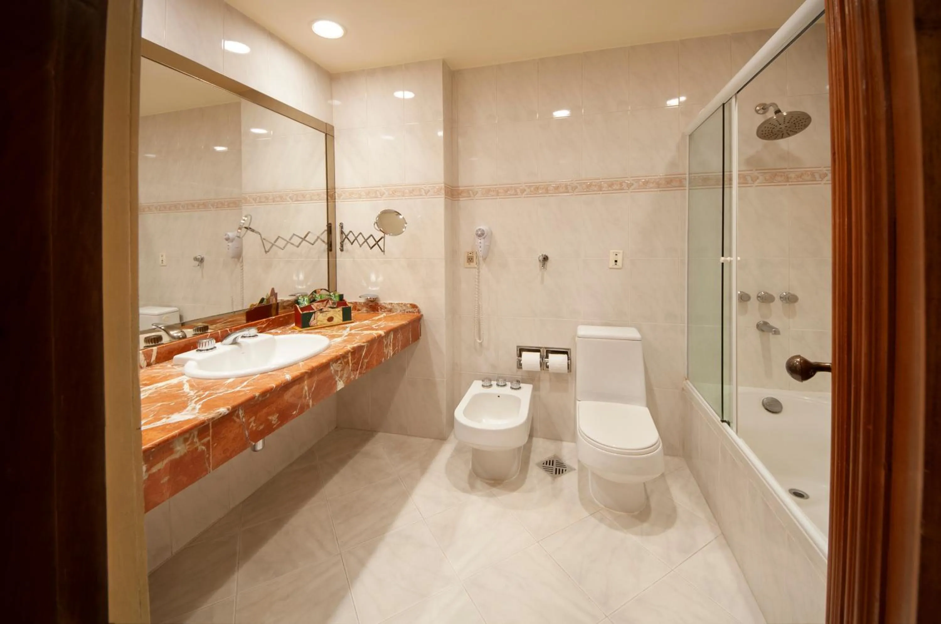 Bathroom in Granados Park Hotel
