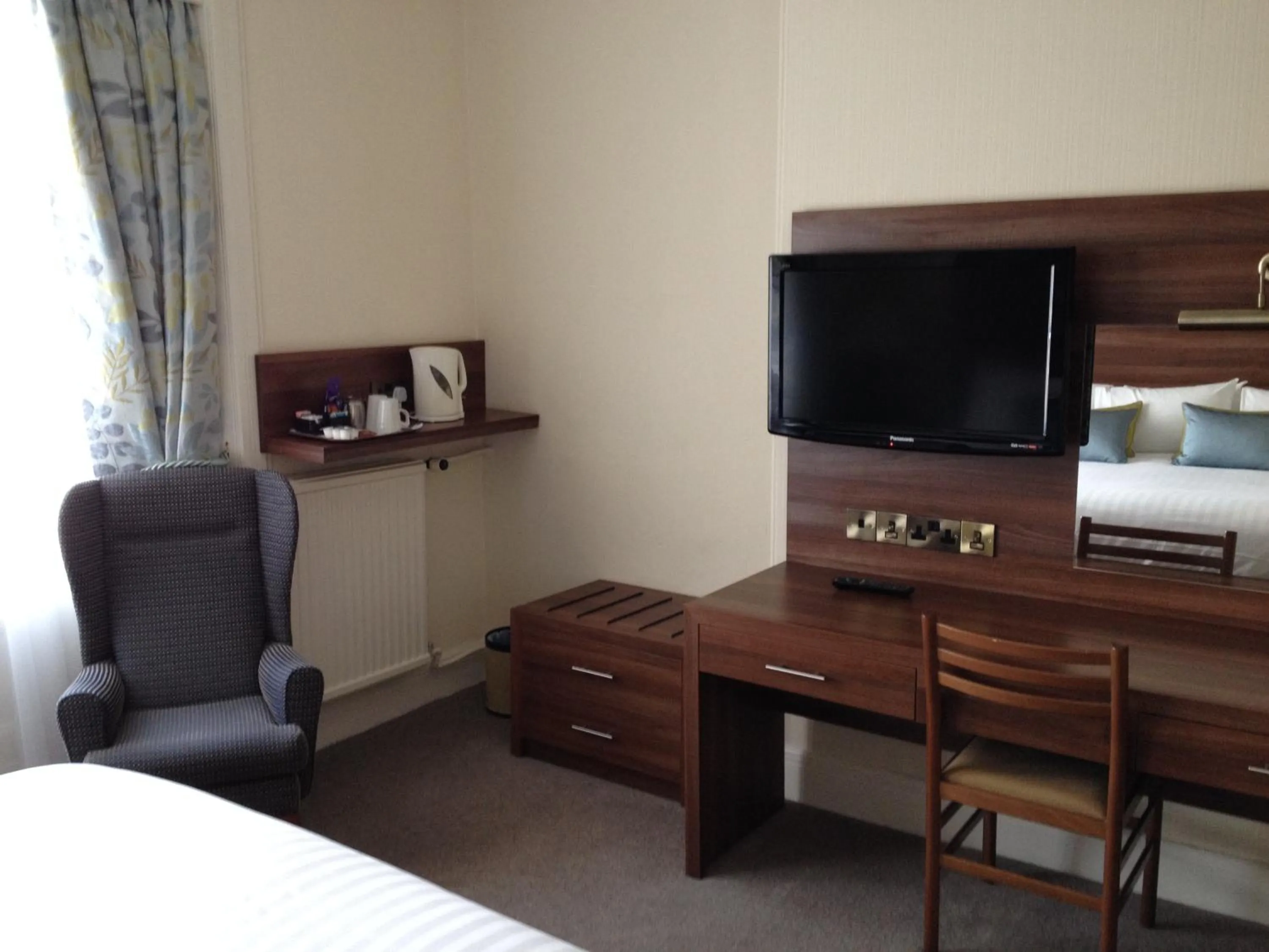 Bedroom, TV/Entertainment Center in Best Western Station Hotel