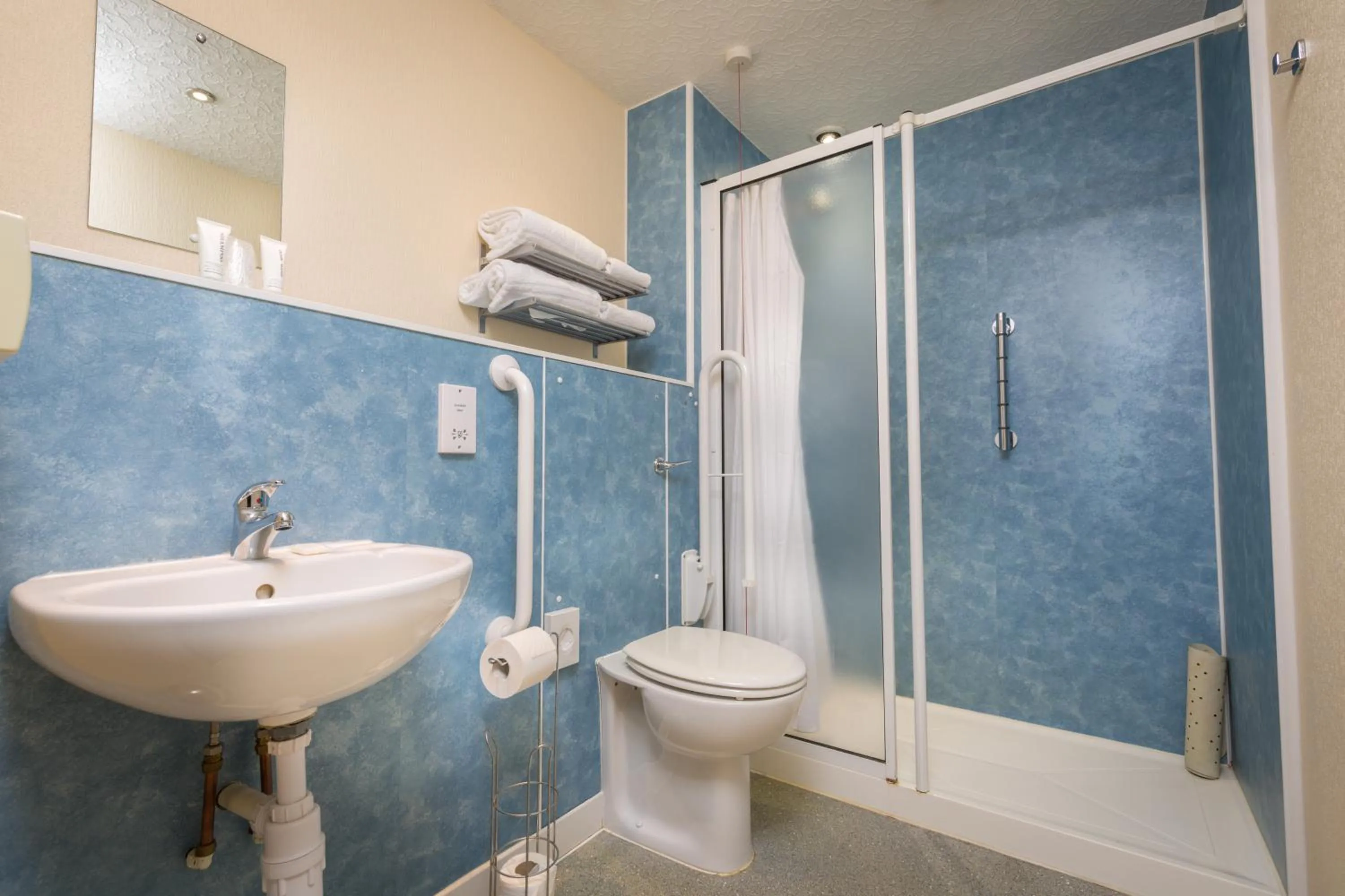 Shower, Bathroom in Best Western Station Hotel