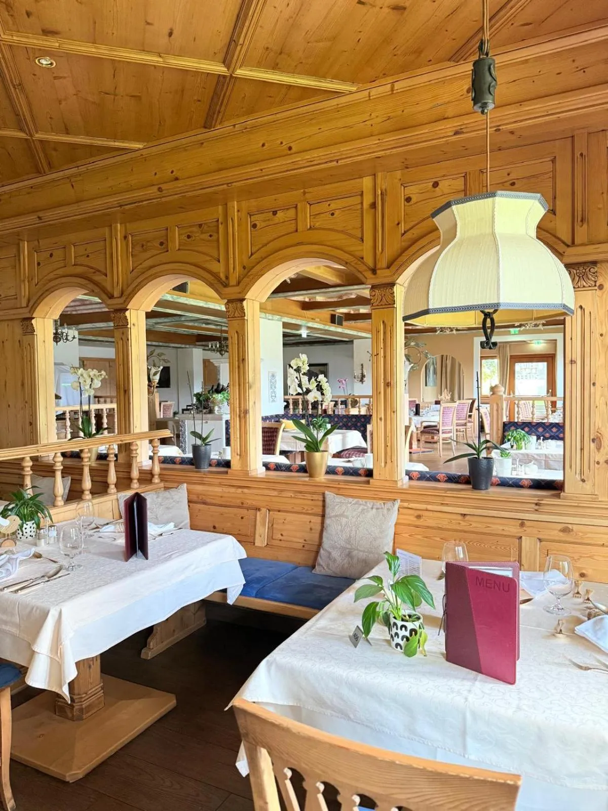 Restaurant/places to eat in Hotel Seelos