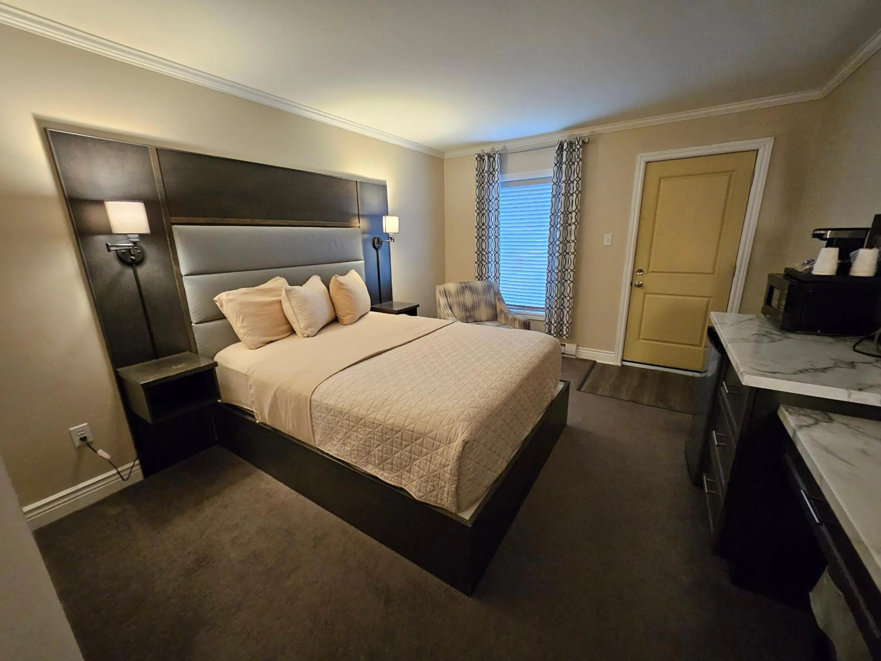 Bedroom, Bed in Newfound Inn & Suites